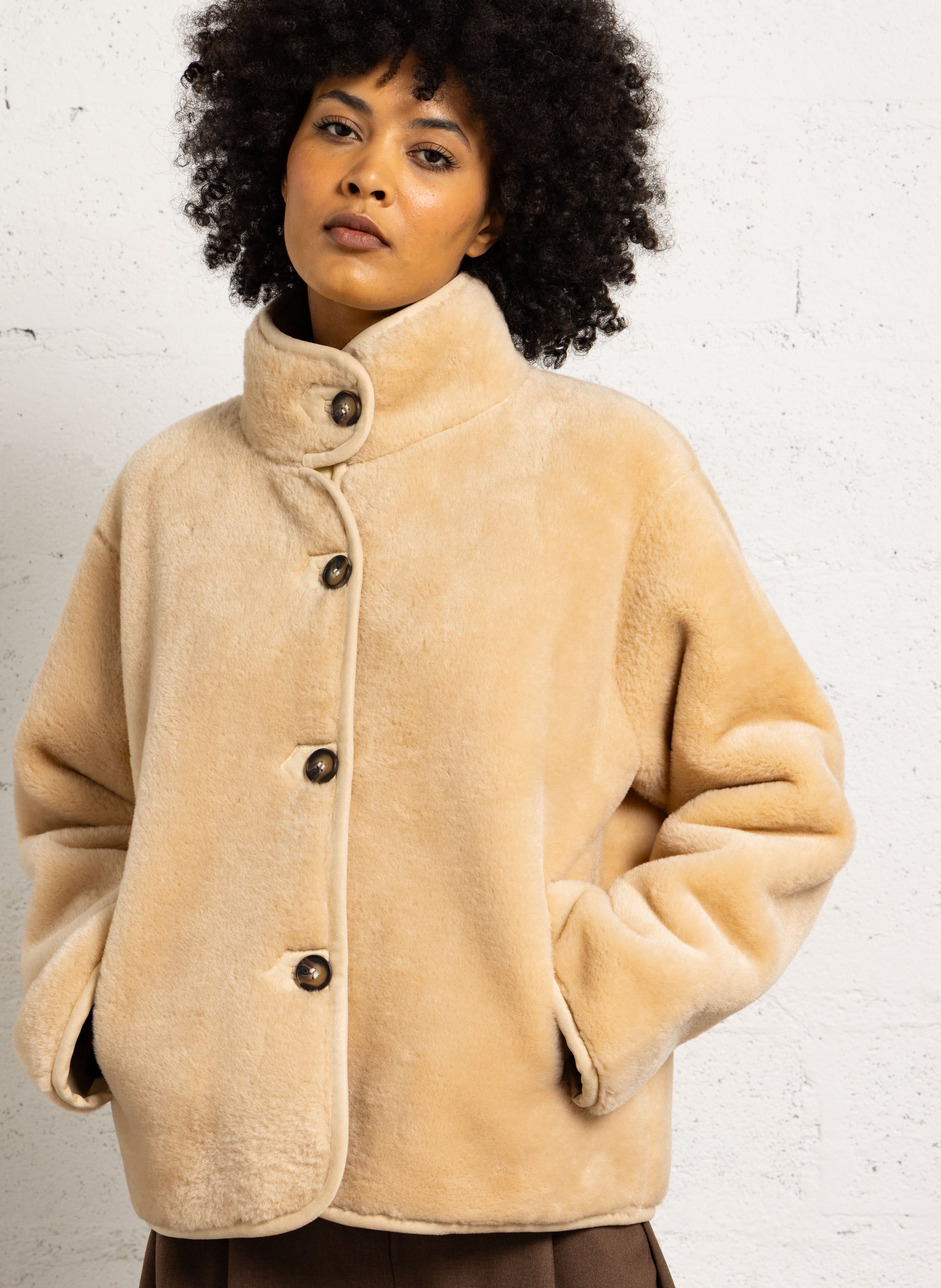 Manteau col montant en fausse fourrure SUNCOO Beige