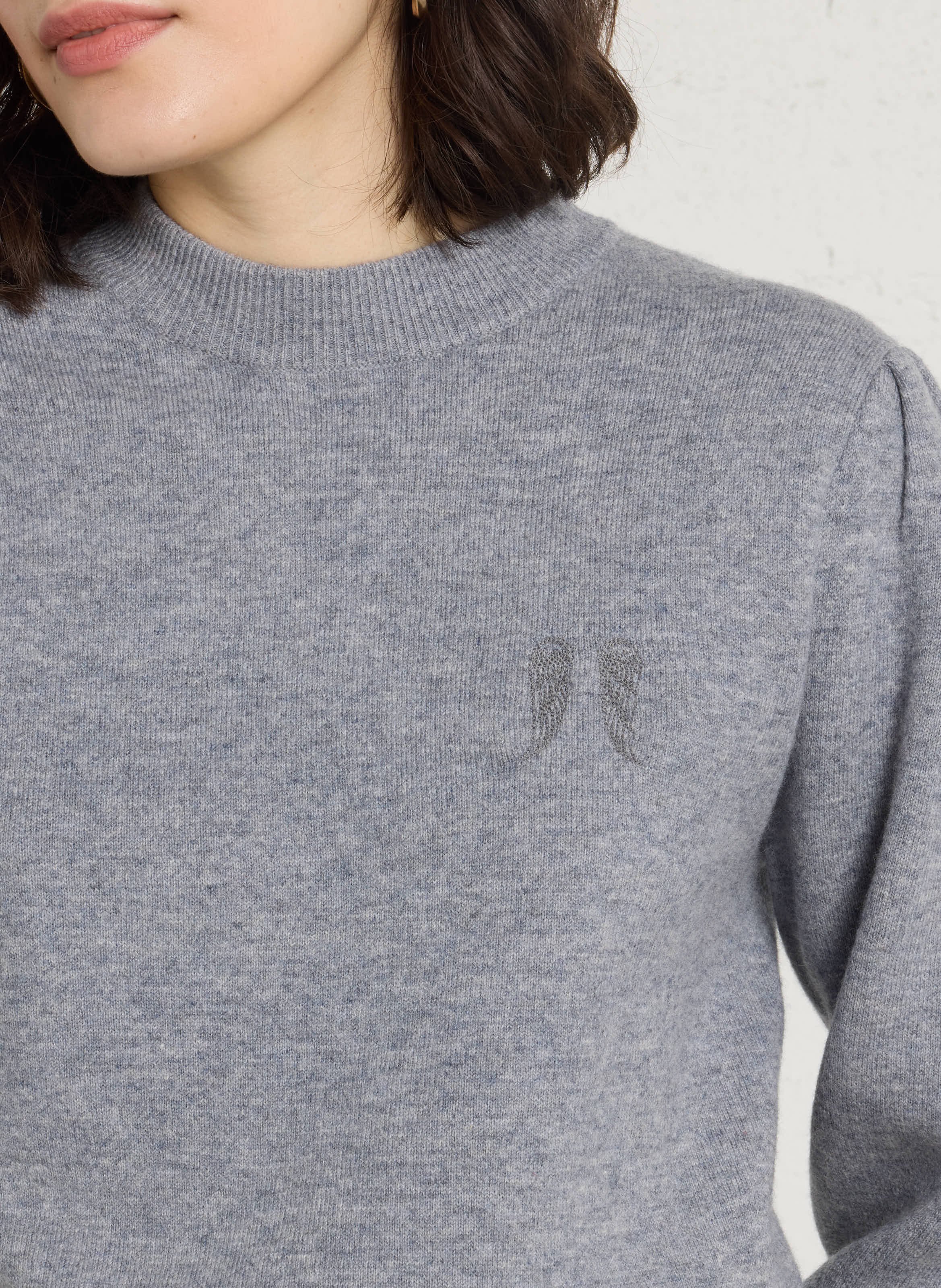 Pull droit col rond brodé en laine BERENICE Gris