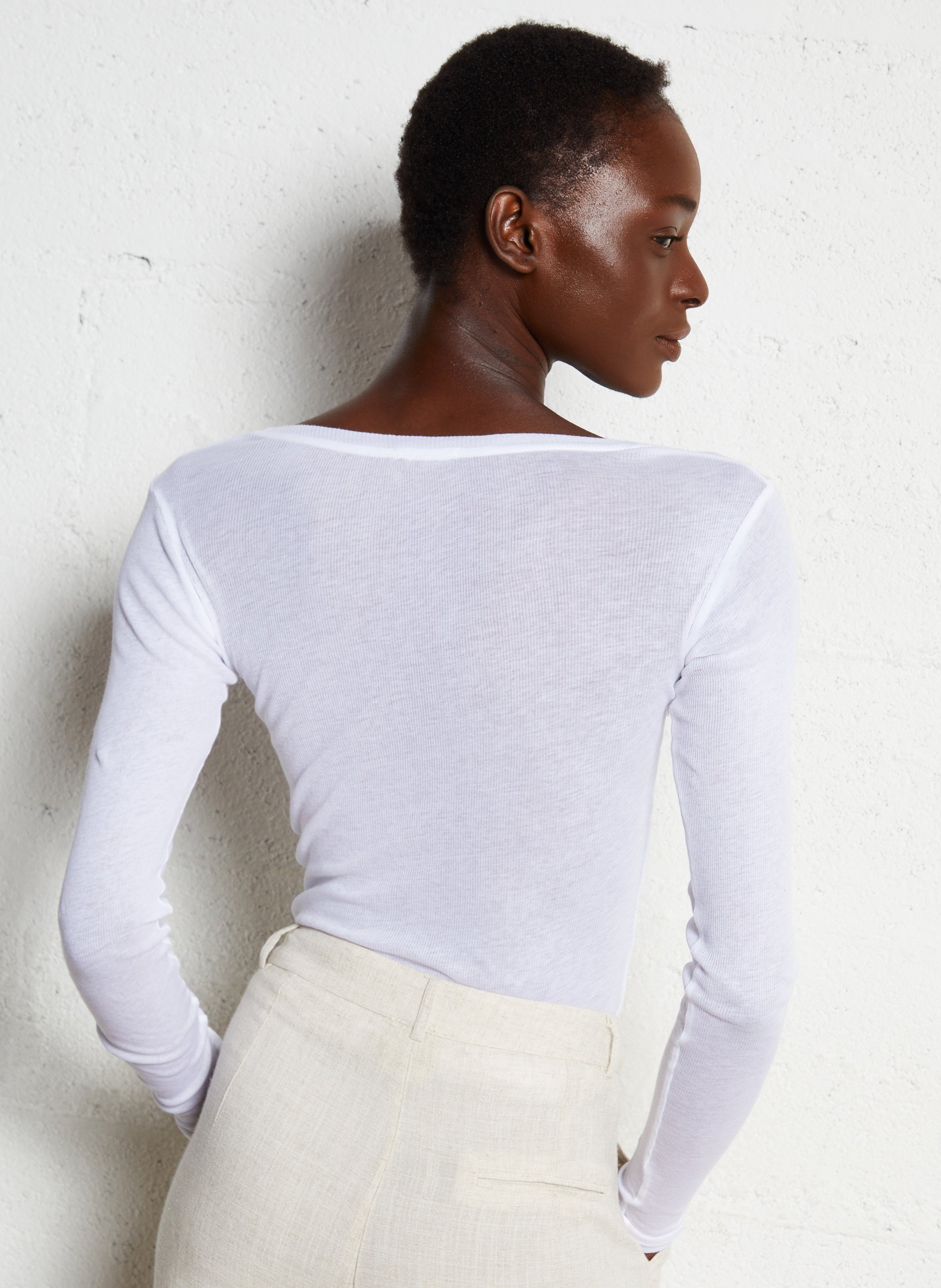 Tailliertes V-Ausschnitt T-Shirt aus Baumwolle Weiss