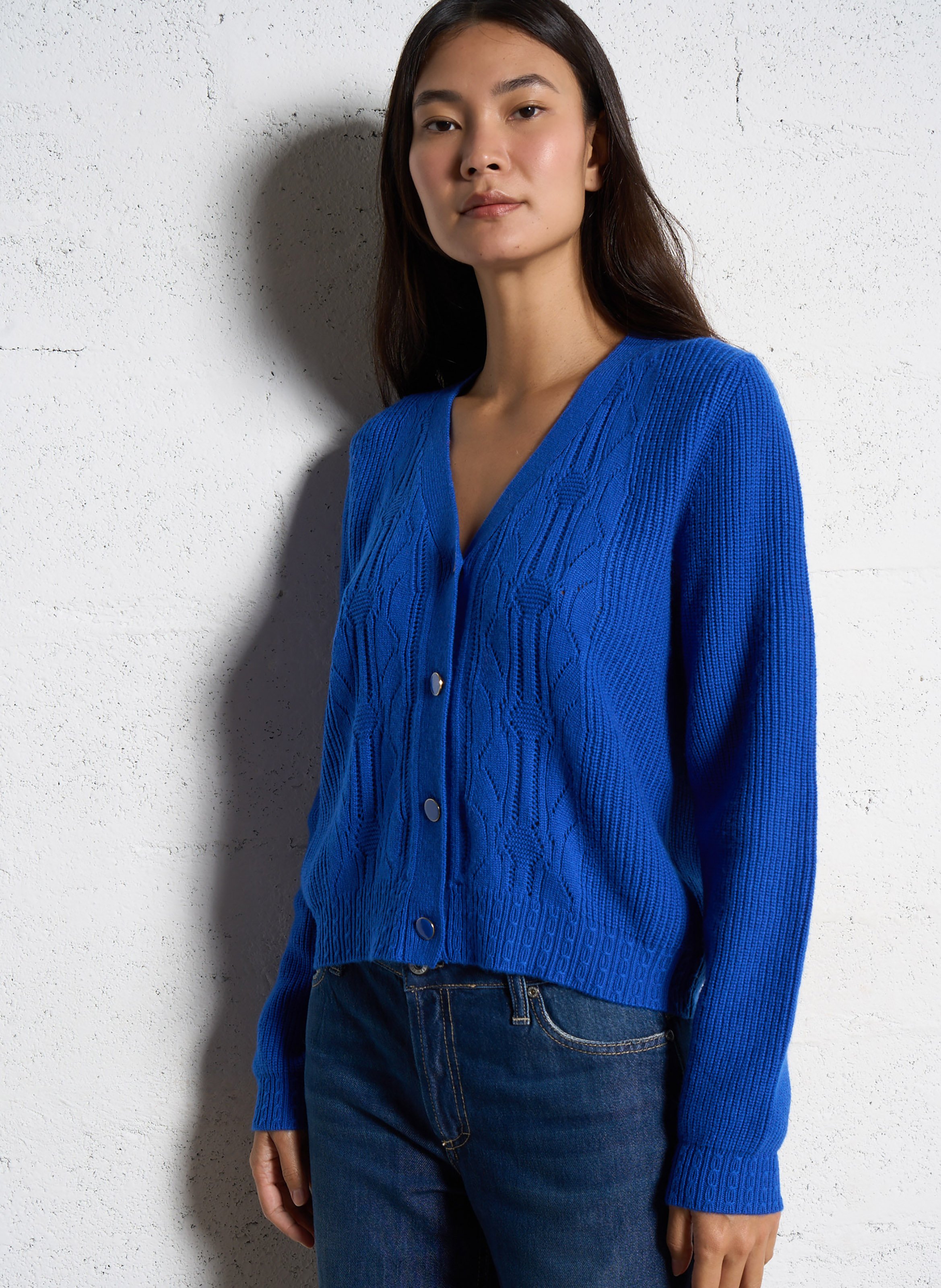 Straight V-neck cardigan with fancy knit I CODE