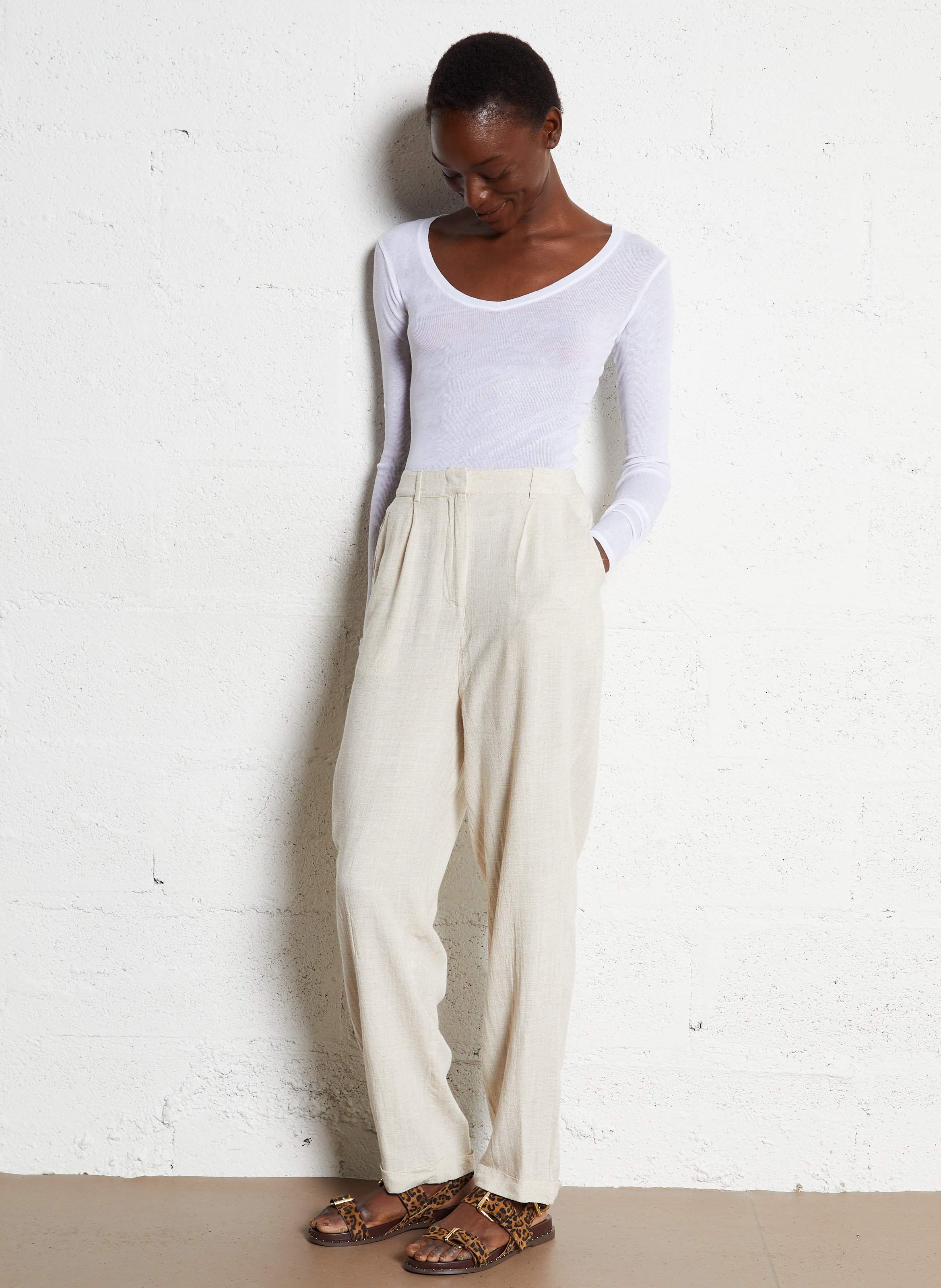 Tailliertes V-Ausschnitt T-Shirt aus Baumwolle Weiss