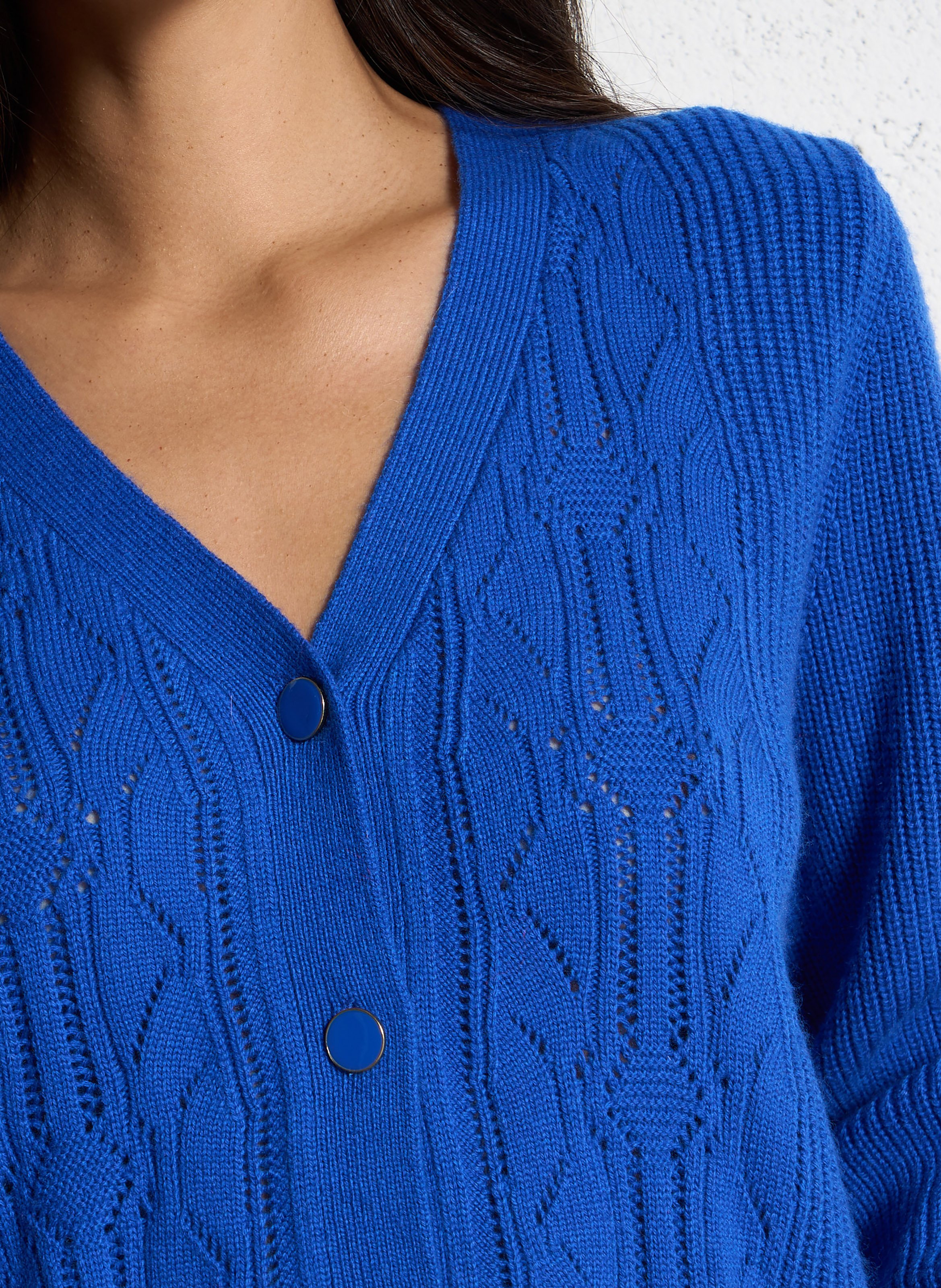 Straight V-neck cardigan with fancy knit I CODE Blue