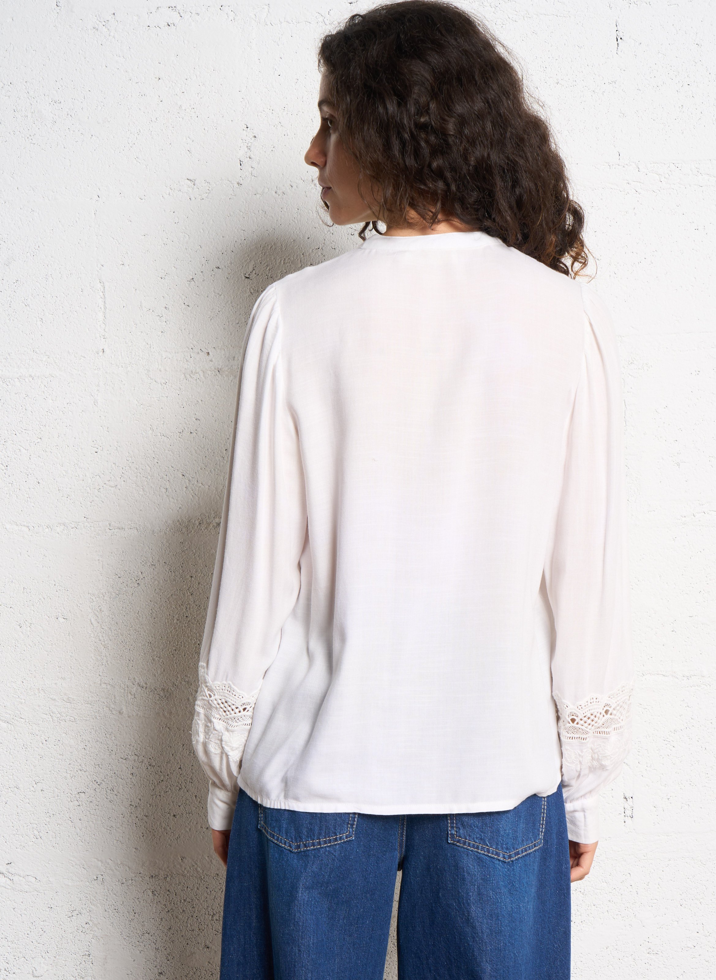 Gerade Bluse mit Spitzenstickerei LA PETITE ETOILE Beige