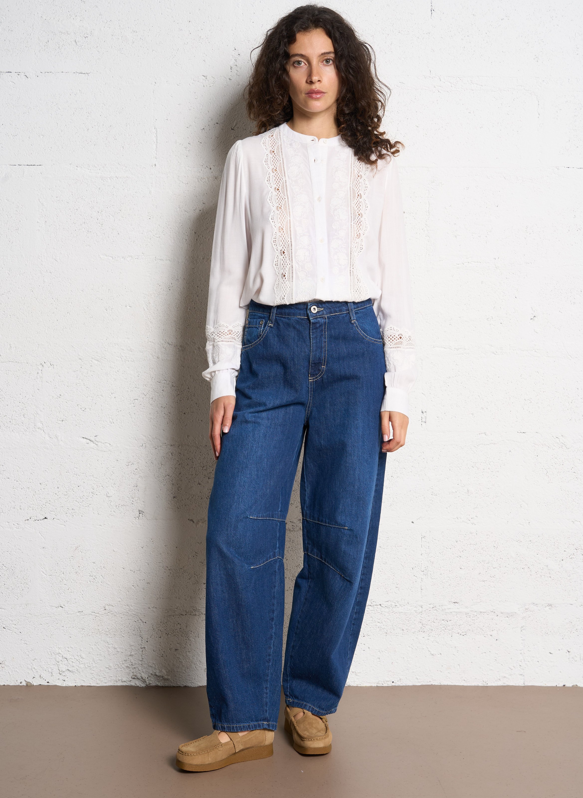 Gerade Bluse mit Spitzenstickerei LA PETITE ETOILE Beige