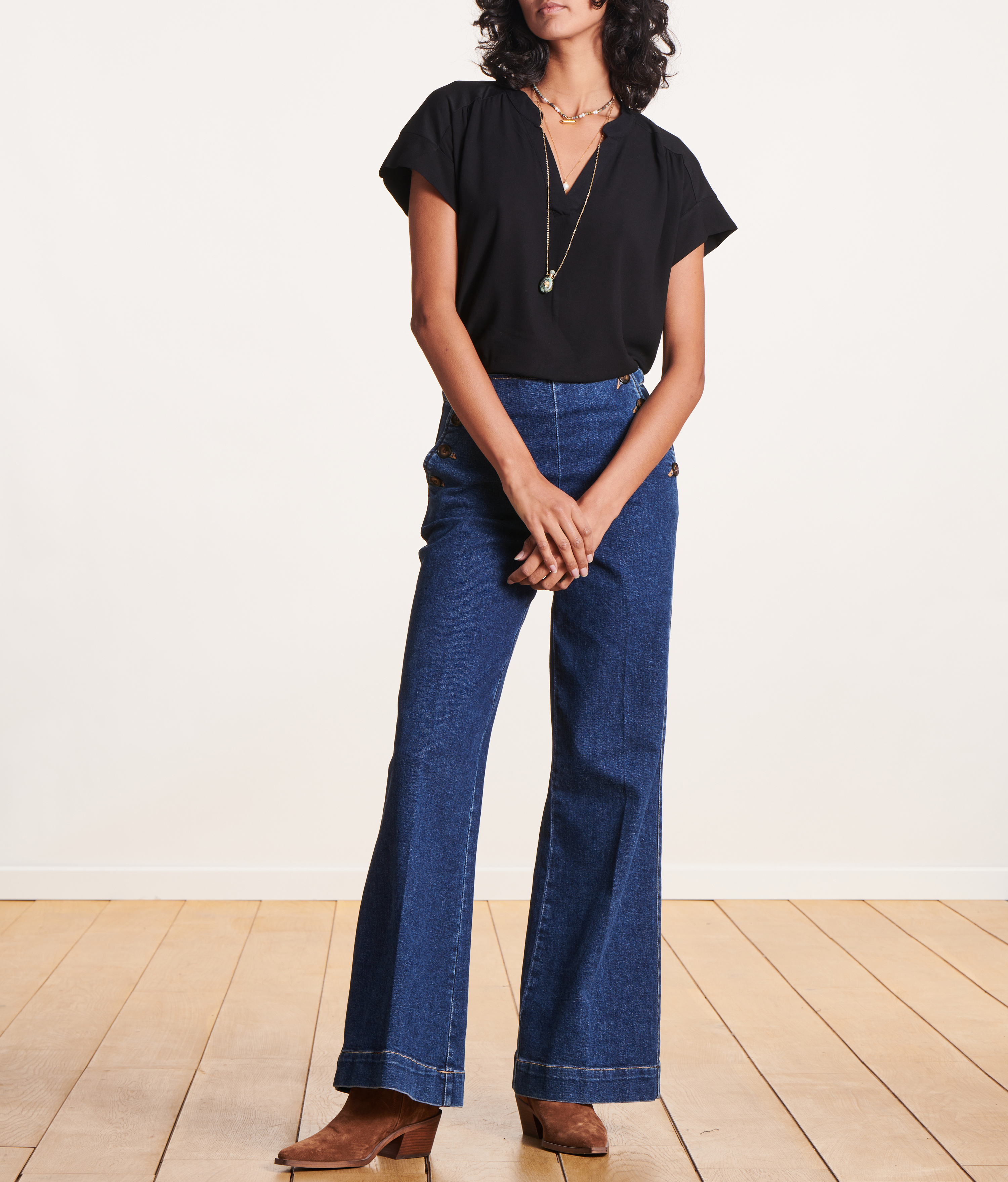 Oversized T-Shirt mit V-Ausschnitt und zweifarbigen Materialien LA FEE MARABOUTEE Schwarz