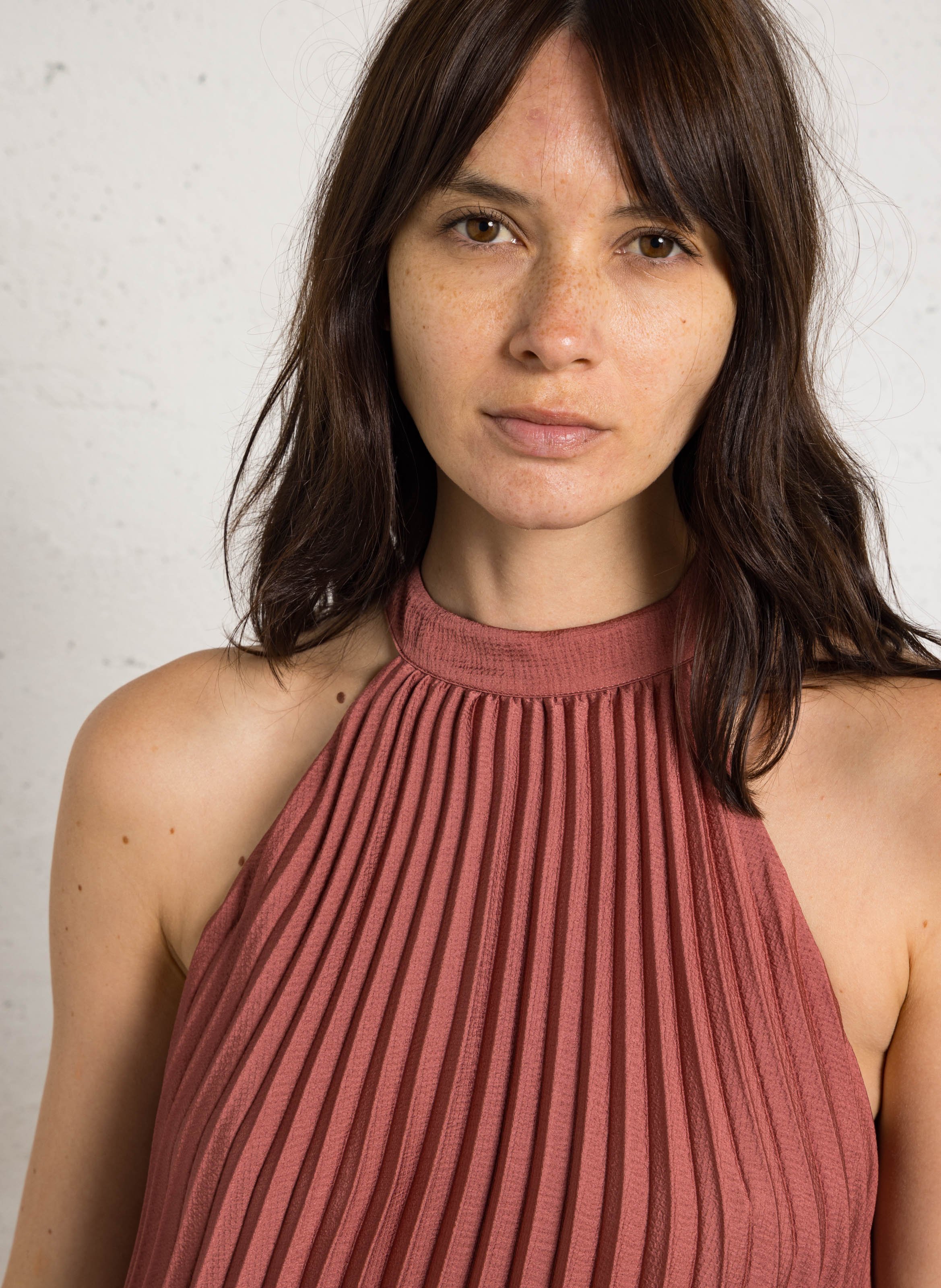 Kurzes Plissee-Kleid mit Rundhalsausschnitt MAISON 123 Rosa
