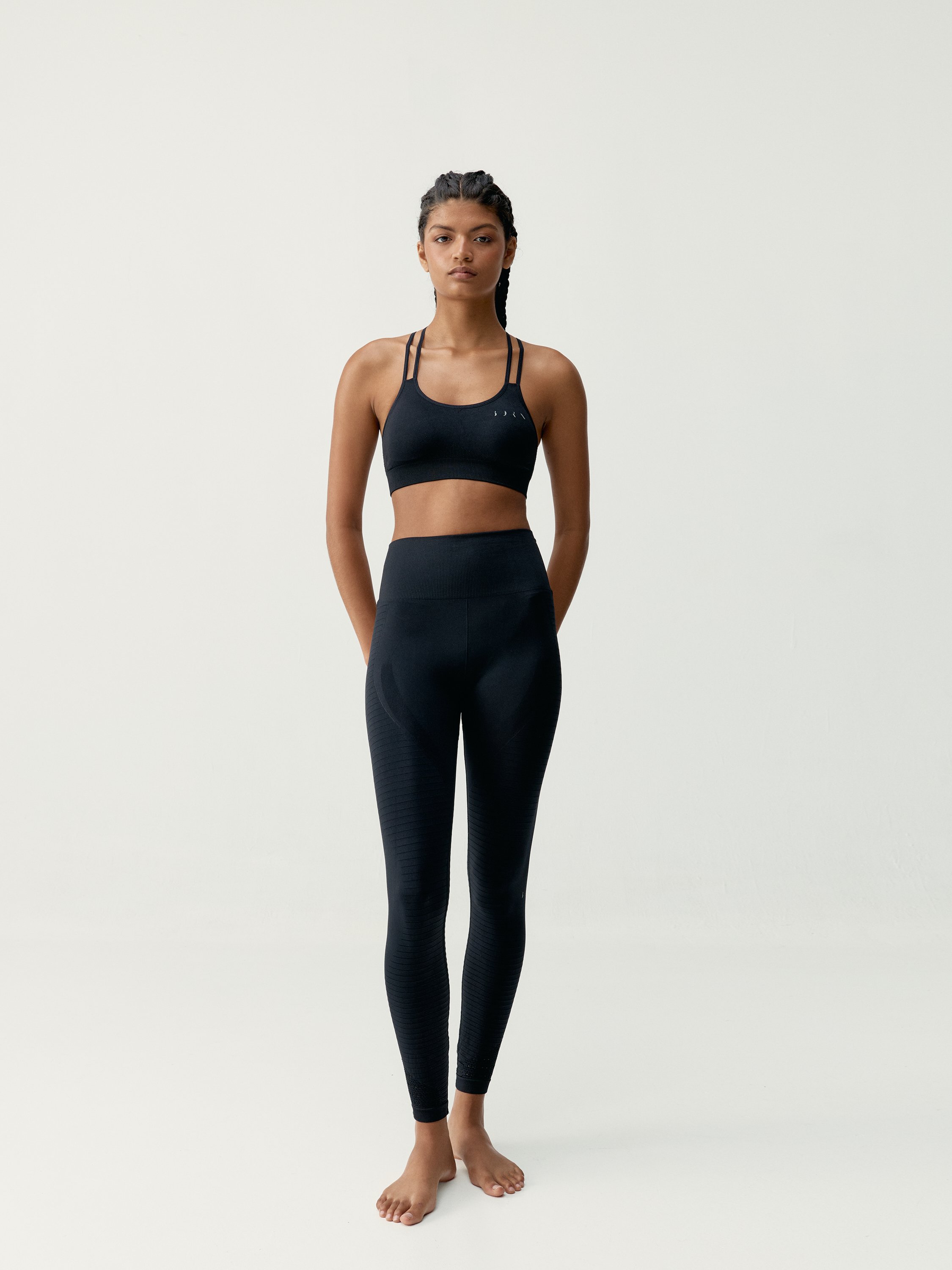 Seamless medium support sports bra BORN LIVING YOGA Black
