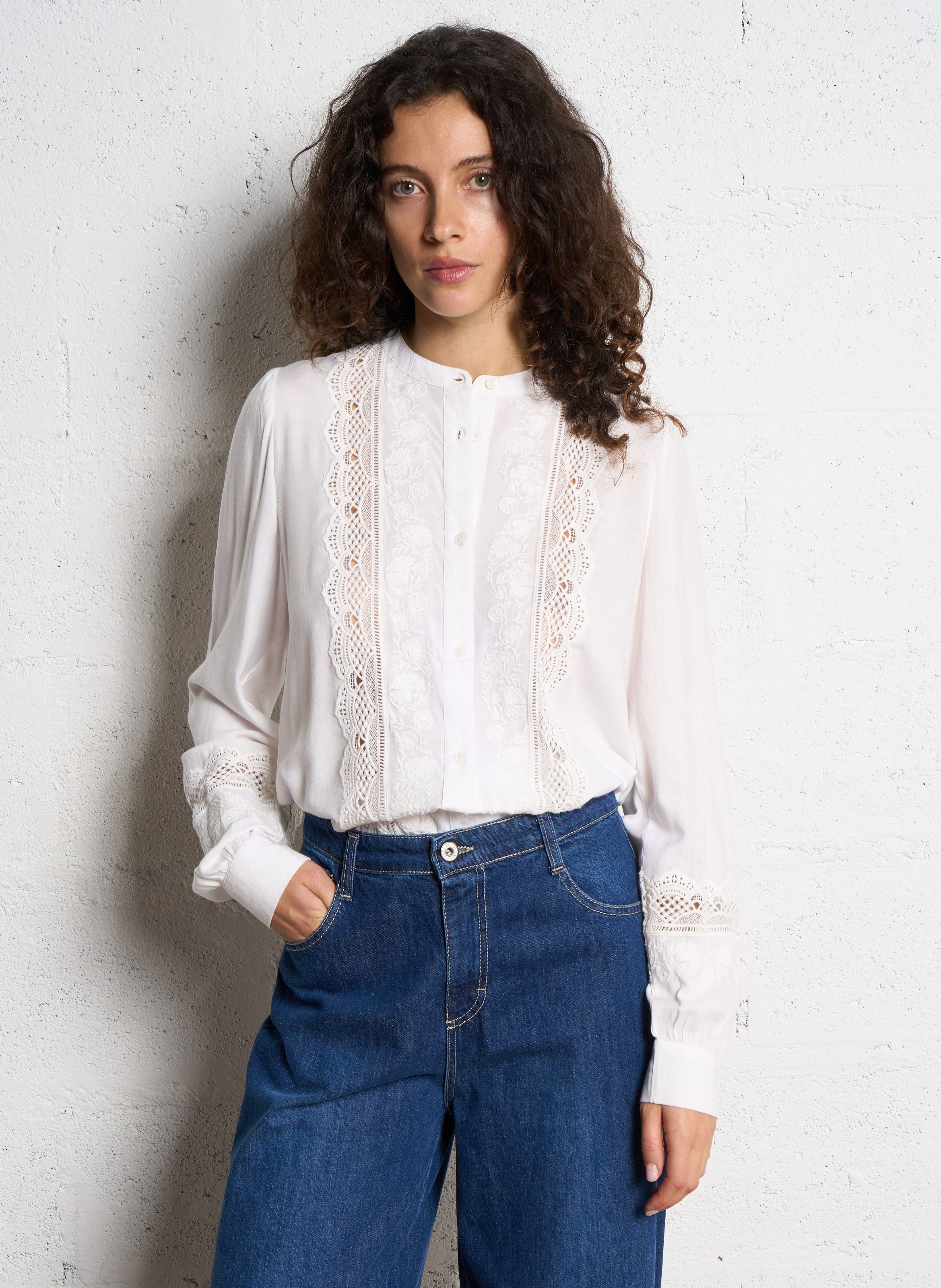 Gerade Bluse mit Spitzenstickerei LA PETITE ETOILE Beige