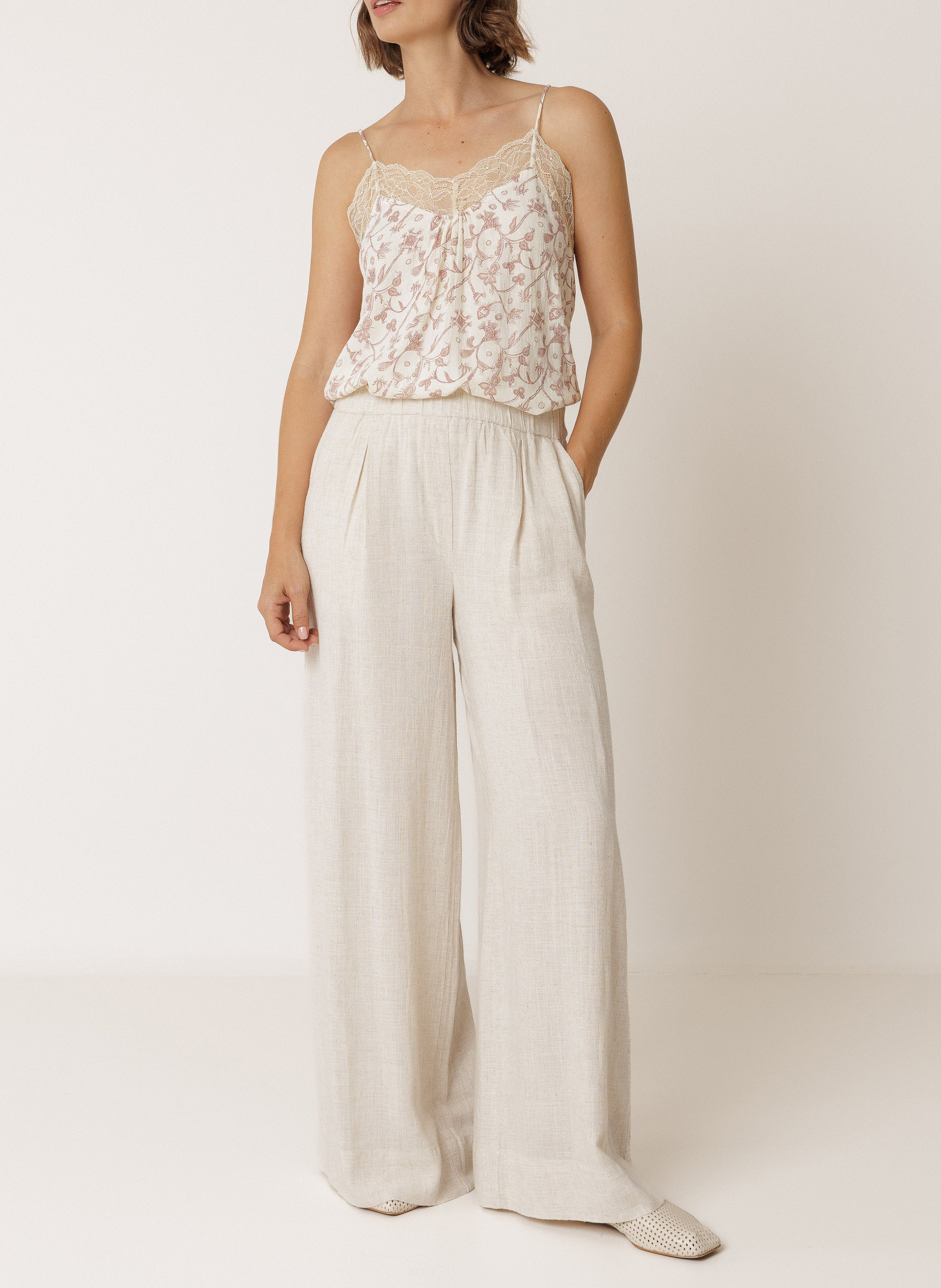 Top mit V-Ausschnitt und Spitze mit Print INDI & COLD Beige