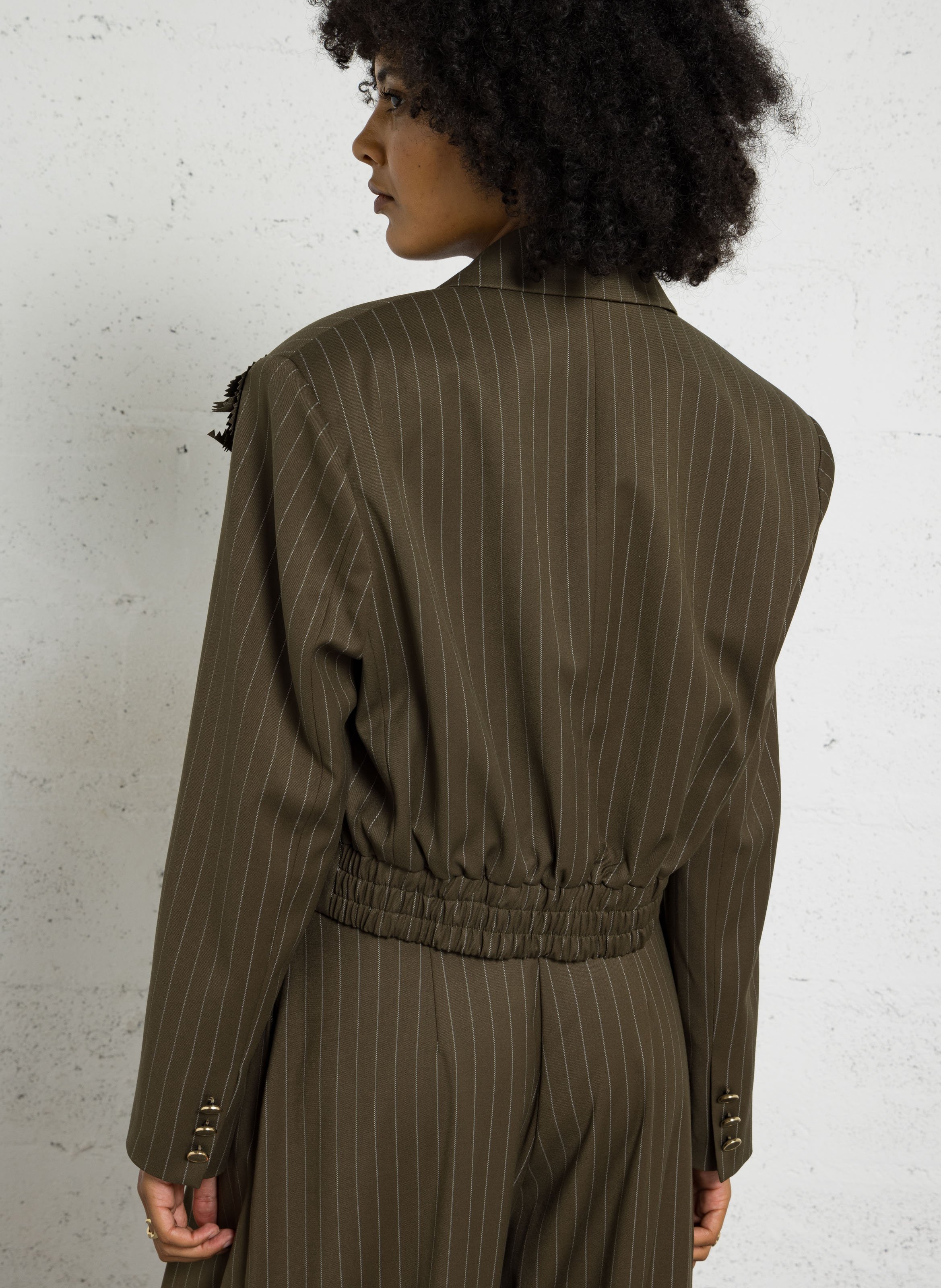 Kurzer gestreifter Blazer mit Blumenbroschen. IMPERIAL Grun