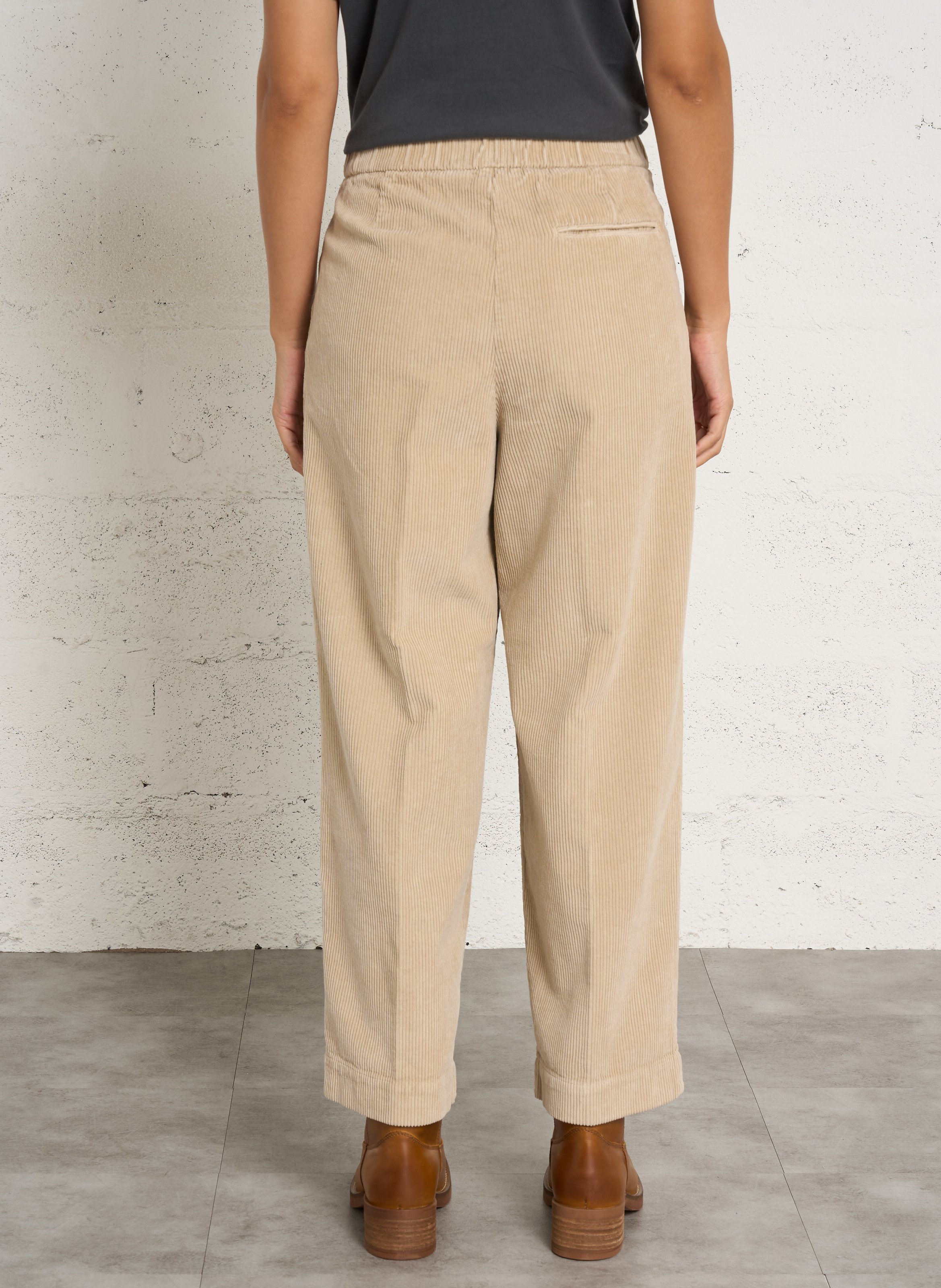 Broek met rechte plooien van fluweel ribfluweel in katoen BELLEPIECE Beige