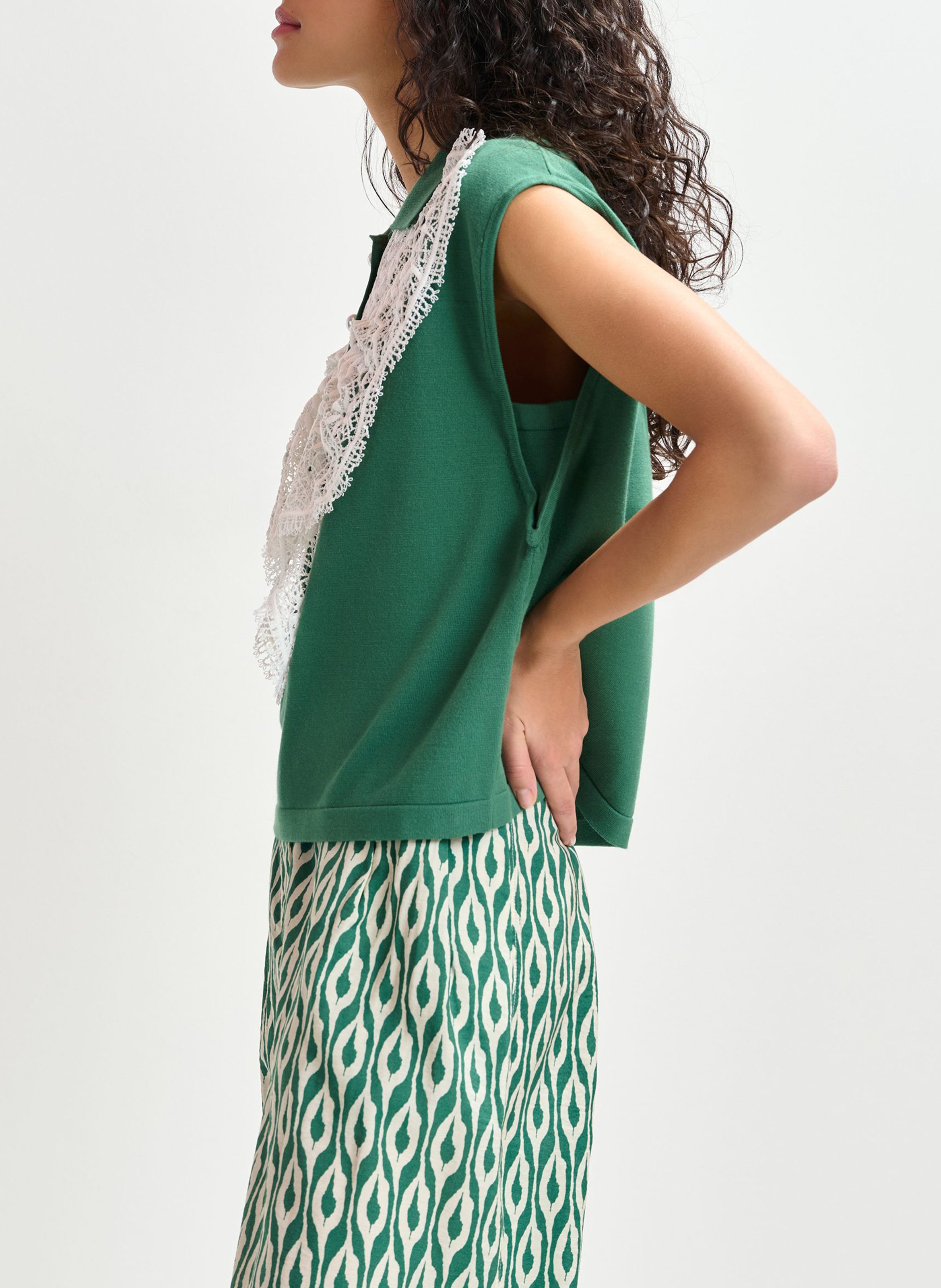 Sleeveless polo with fancy embroideries Green