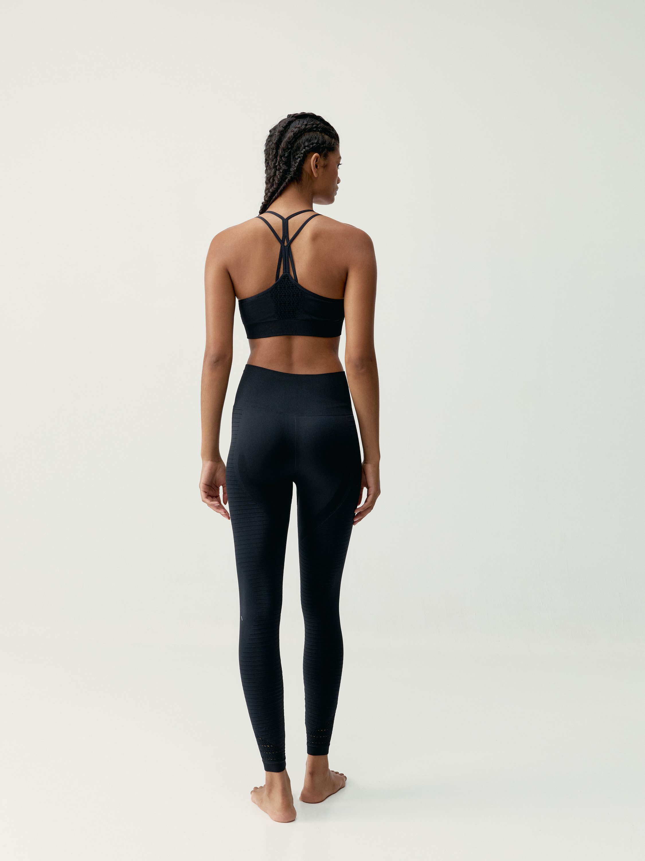 Seamless medium support sports bra BORN LIVING YOGA Black