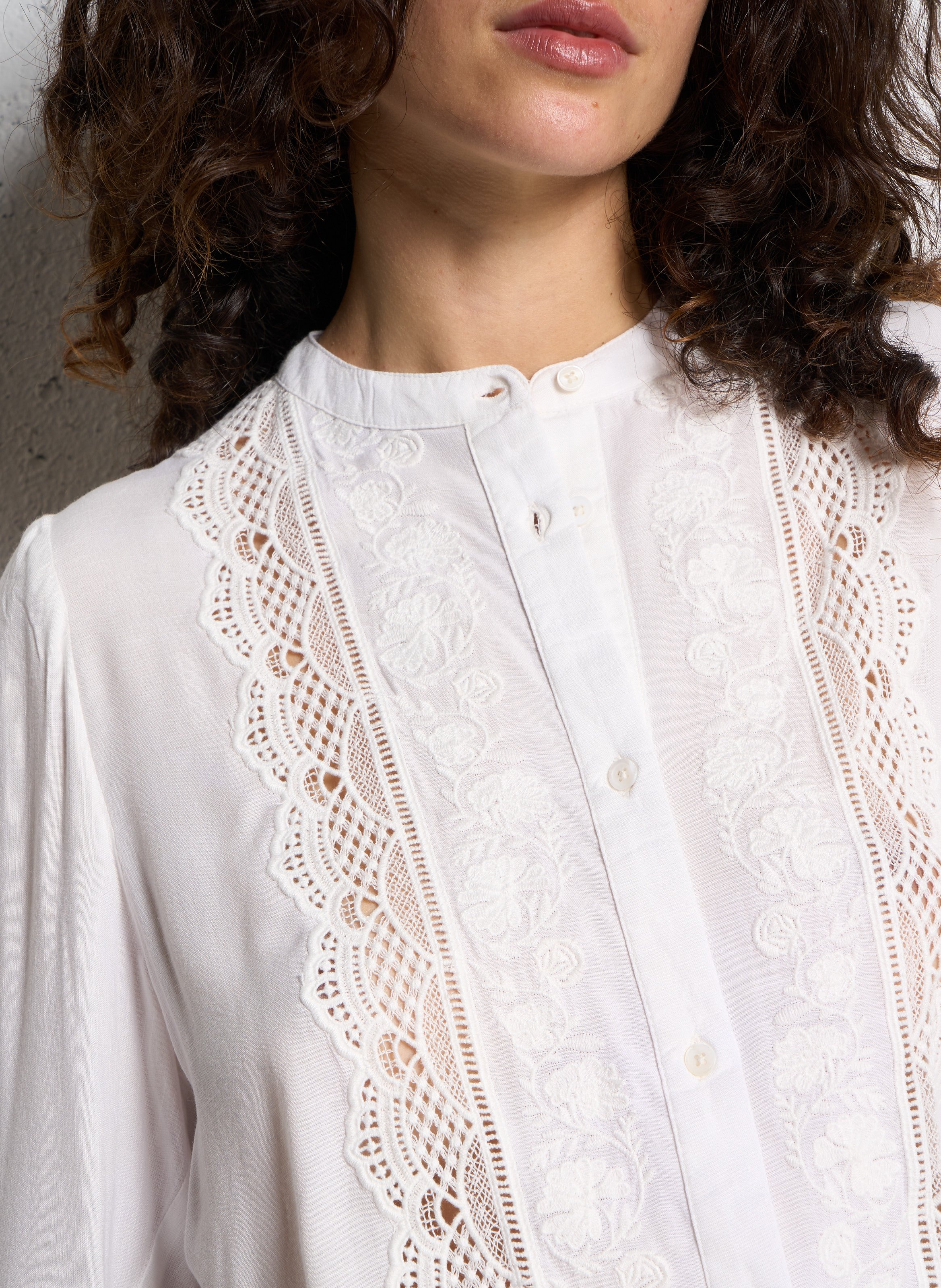 Gerade Bluse mit Spitzenstickerei LA PETITE ETOILE Beige