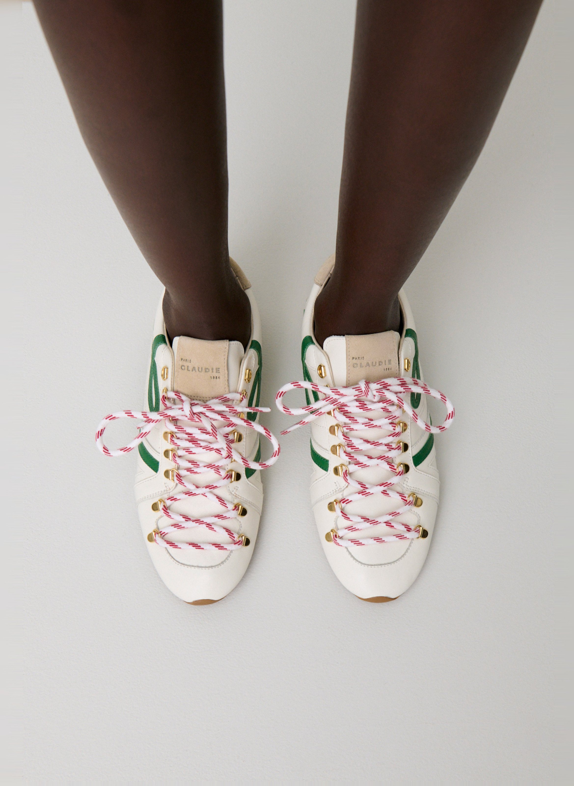 Sneaker mit kontrastierenden Schnürsenkeln aus Leder CLAUDIE PIERLOT Mehrfarbig