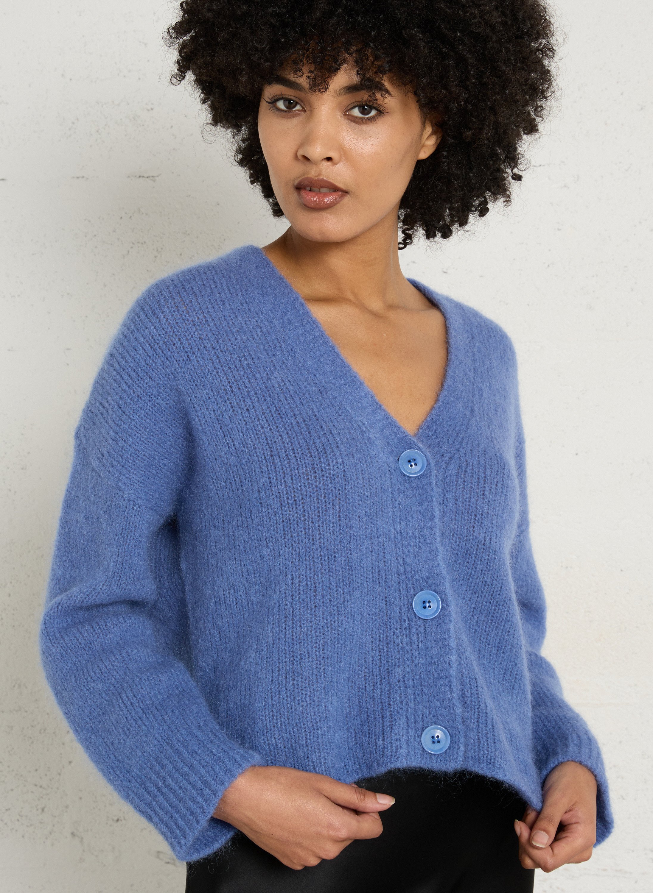 Weit geschnittene Strickjacke aus Wollmix mit V-Ausschnitt MAISON ANJE