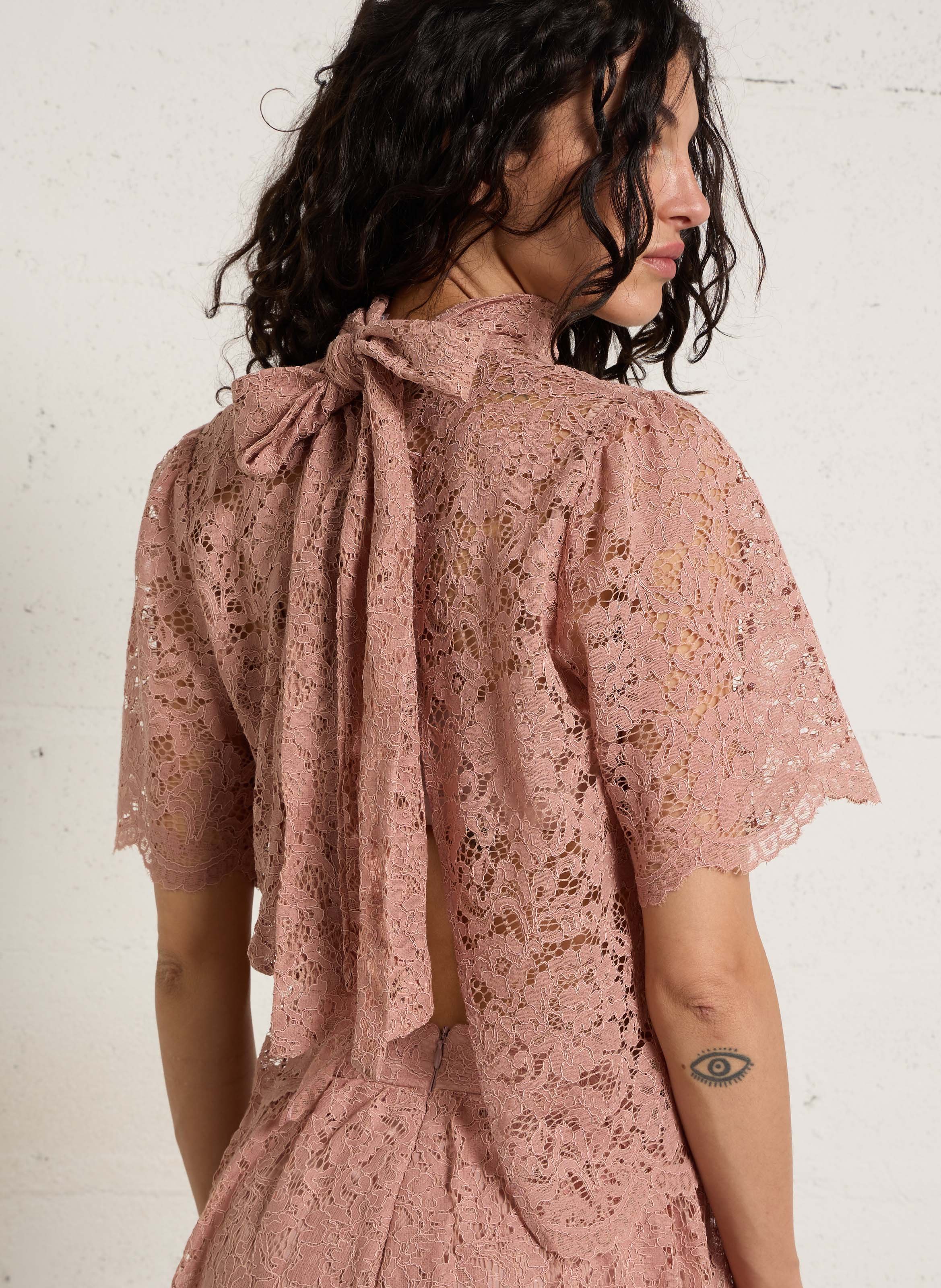 Top droit col montant en dentelle IMPERIAL Rose