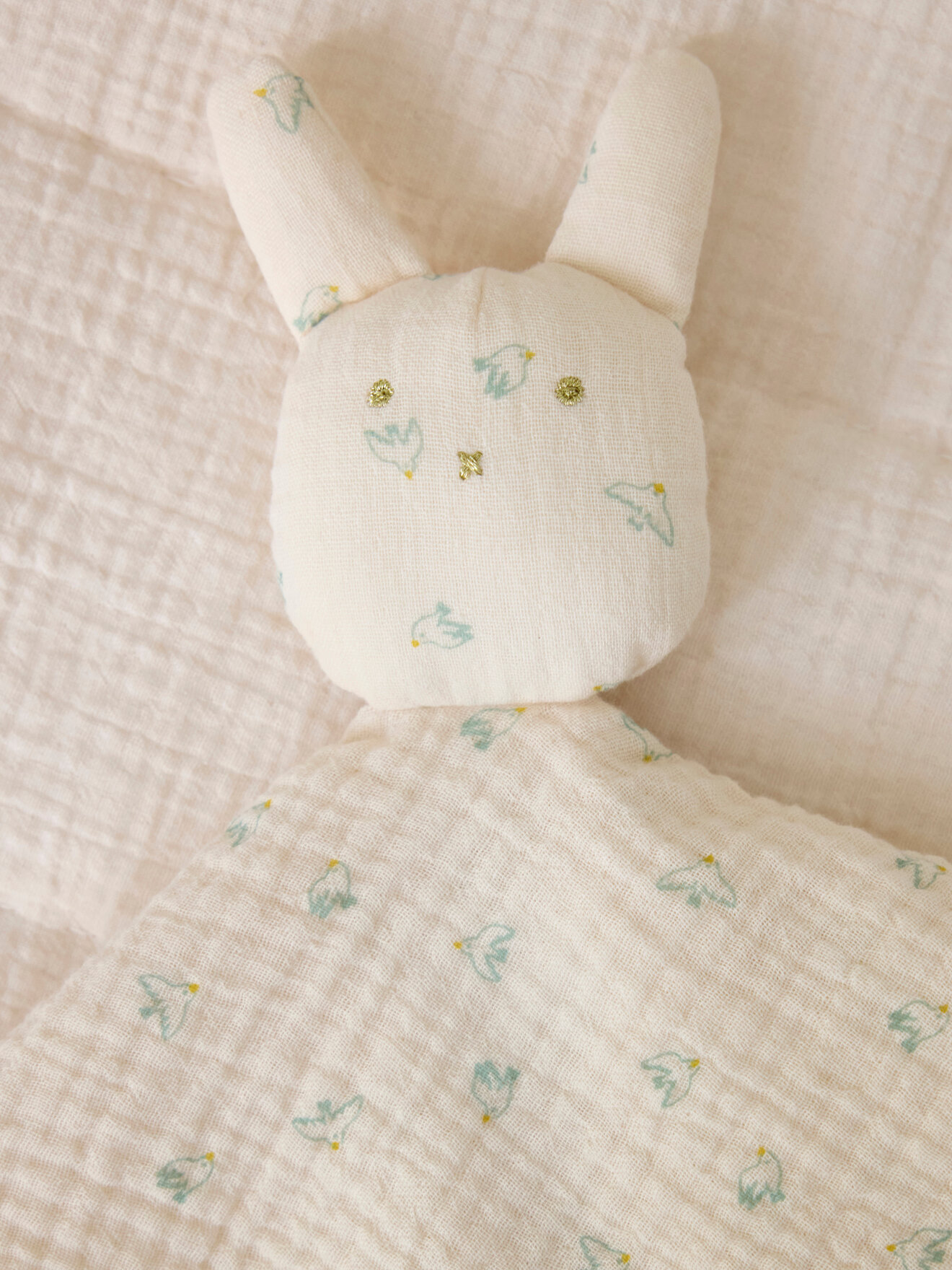 Doudou lapin gaze de coton biologique - imprimé hirondelles CYRILLUS Beige