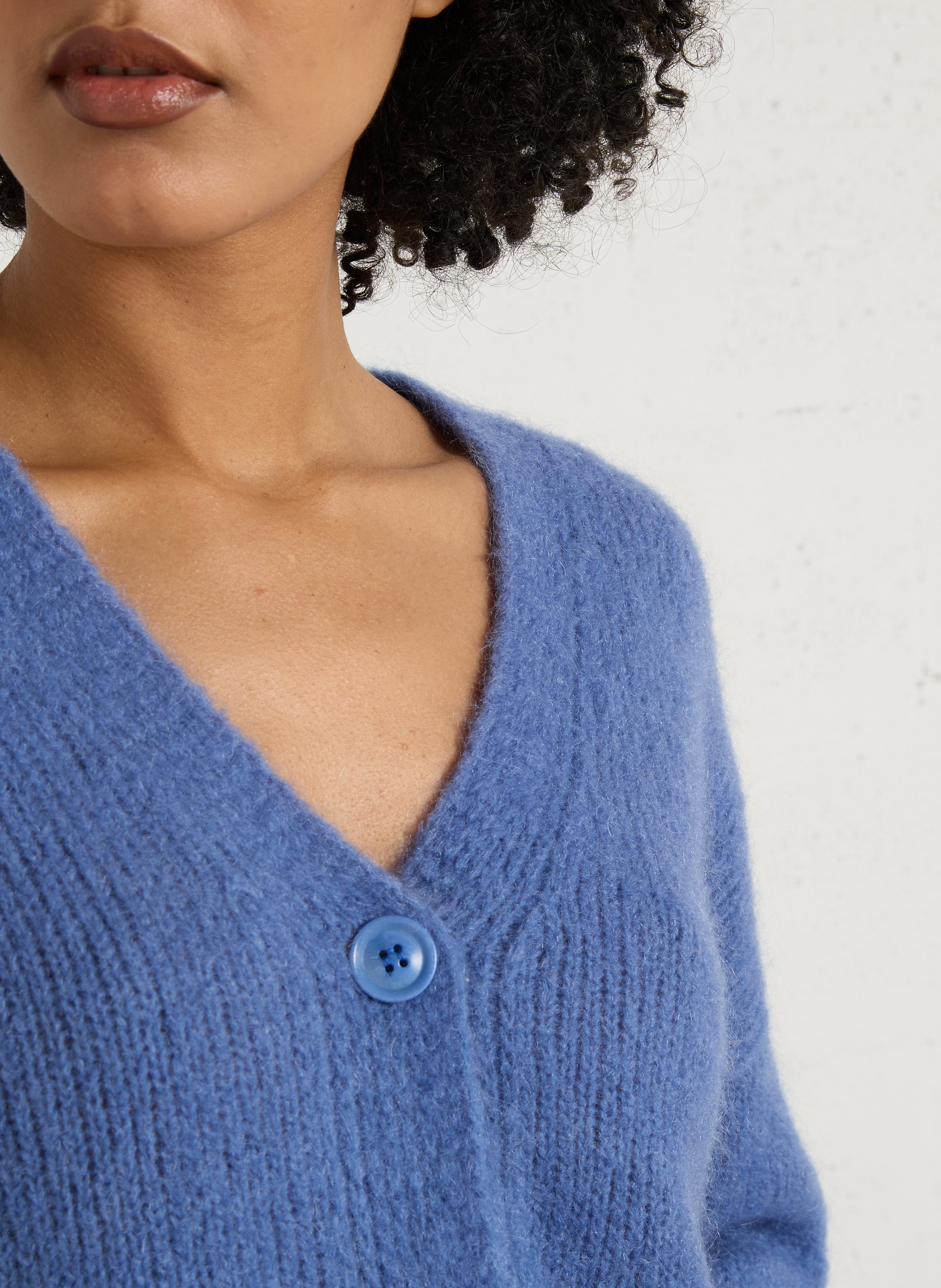 Weit geschnittene Strickjacke aus Wollmix mit V-Ausschnitt MAISON ANJE Blau