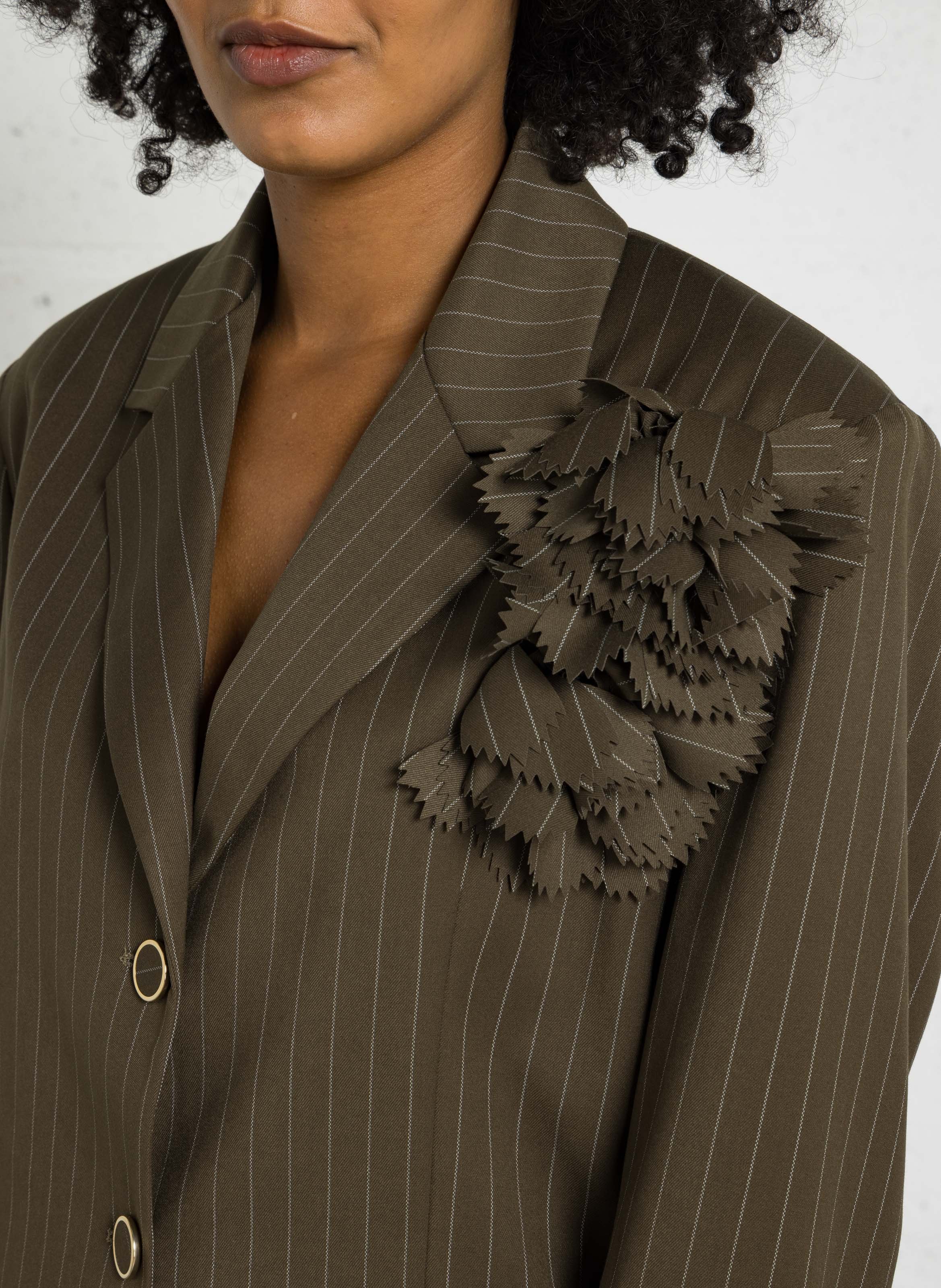 Kurzer gestreifter Blazer mit Blumenbroschen. IMPERIAL Grun