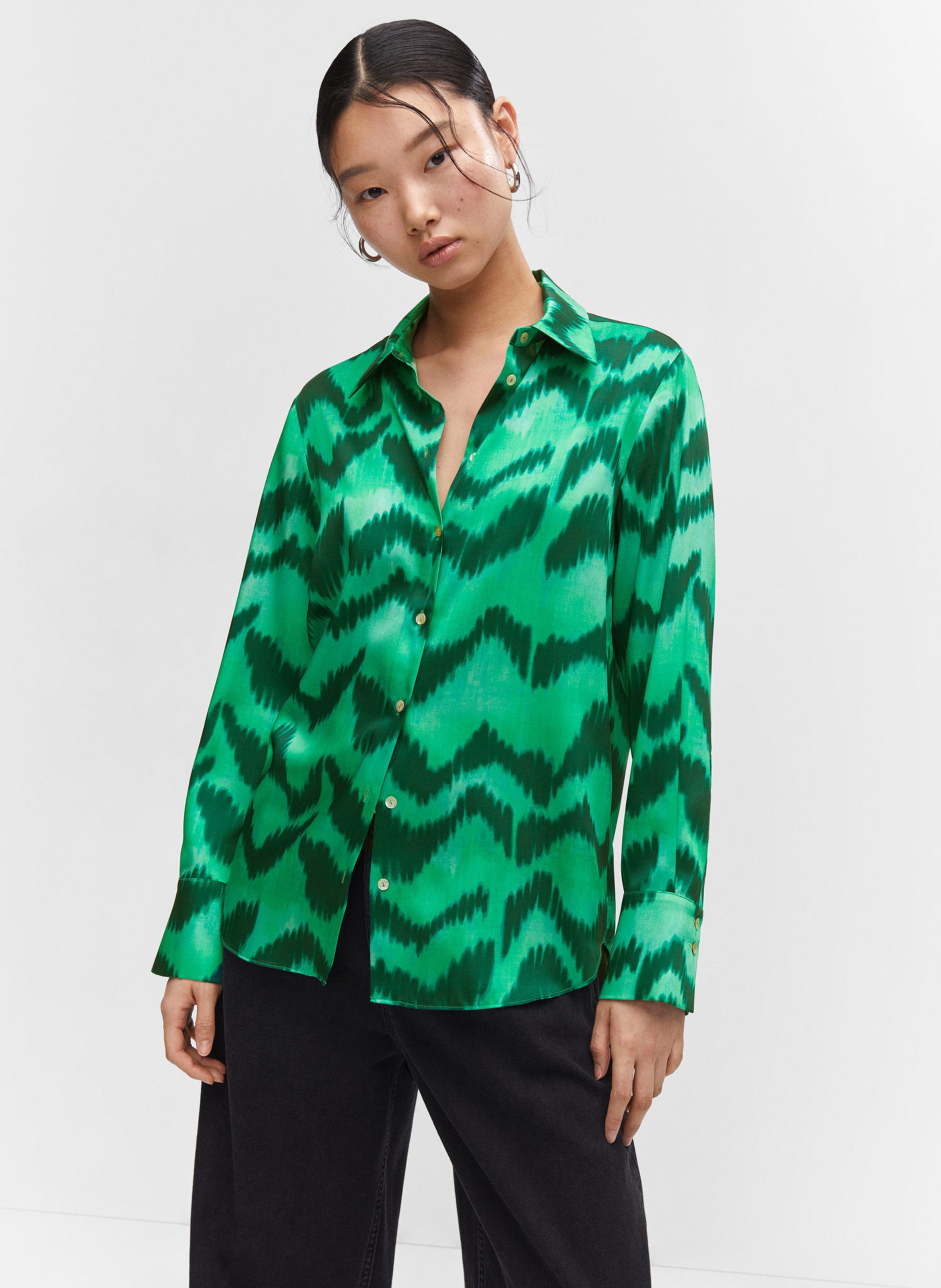 Camisa vaporosa estampada con cuello cl sico en verde