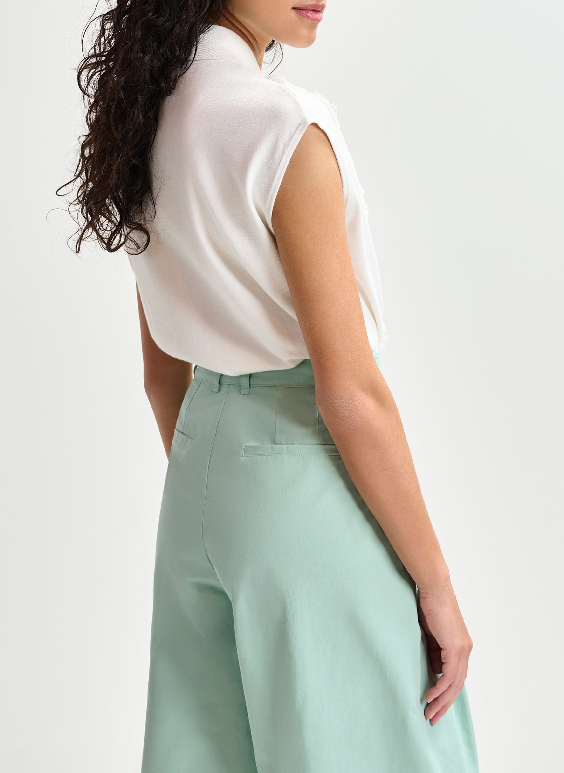 Polo sans manches à broderies fantaisies ESSENTIEL ANTWERP Blanc