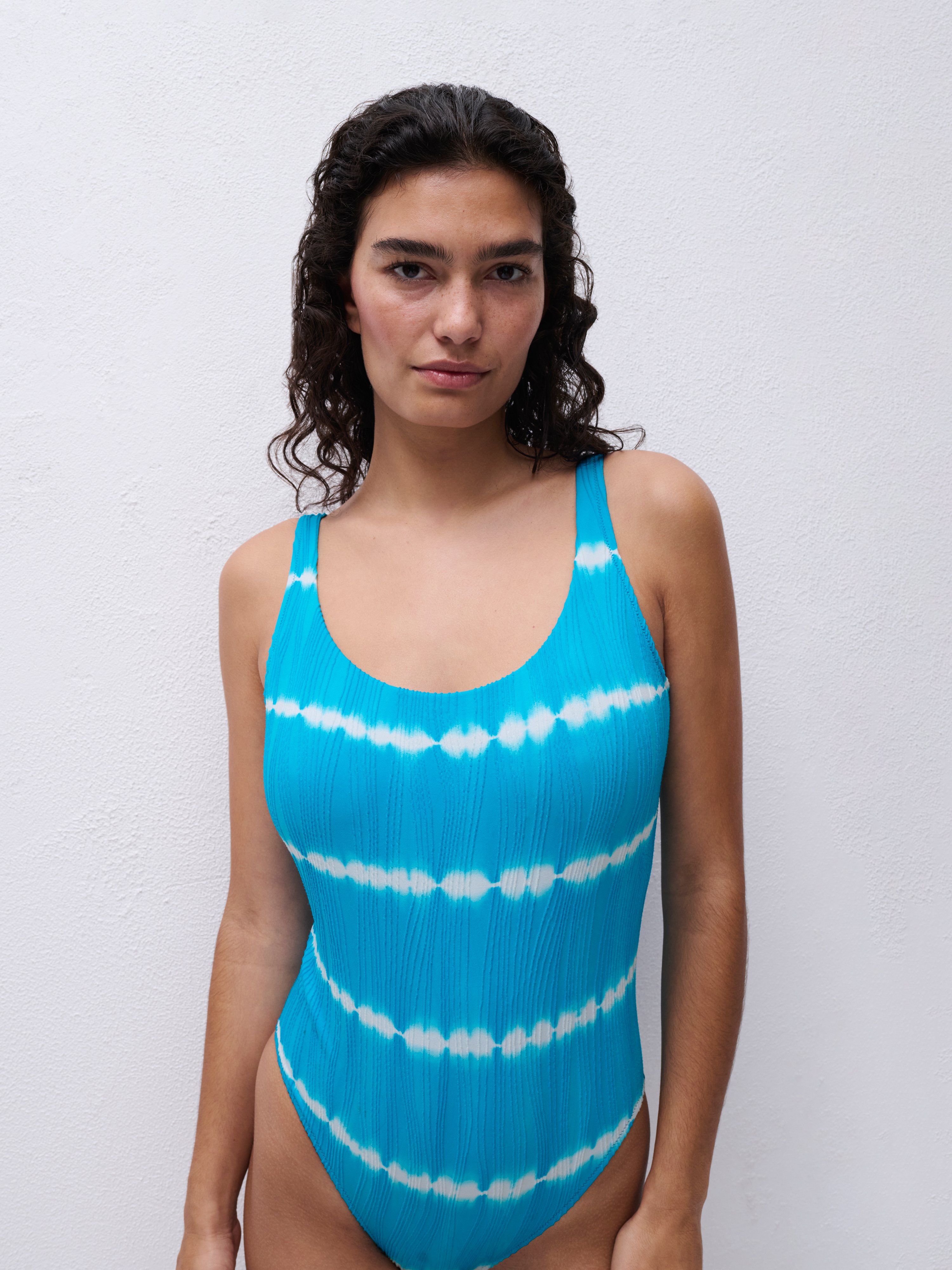 One-piece swimsuit without underwire removable pads Green