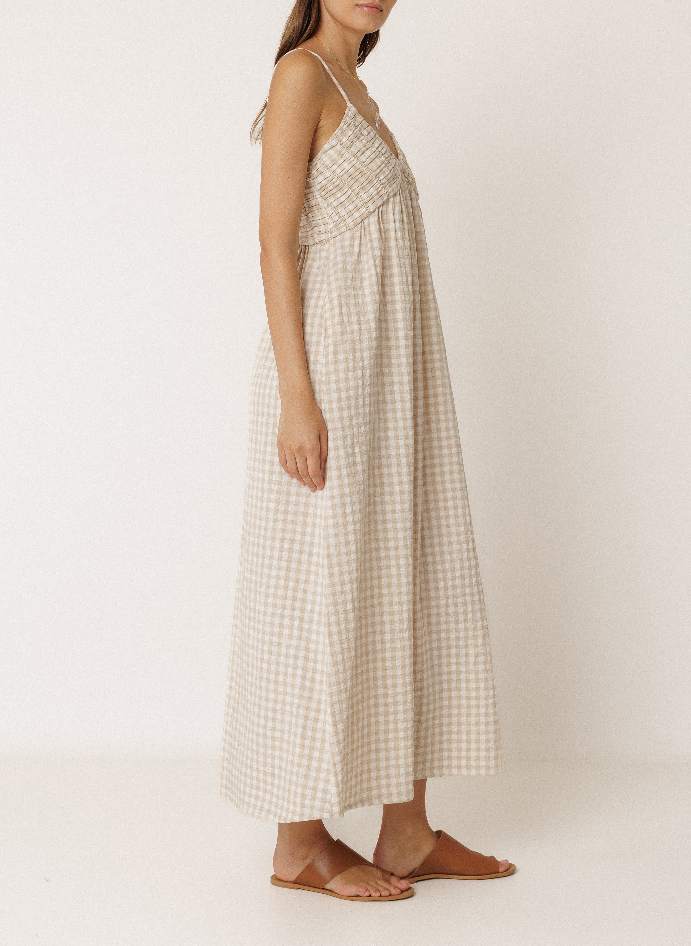 Langes Kleid mit V-Dekolleté INDI & COLD Beige