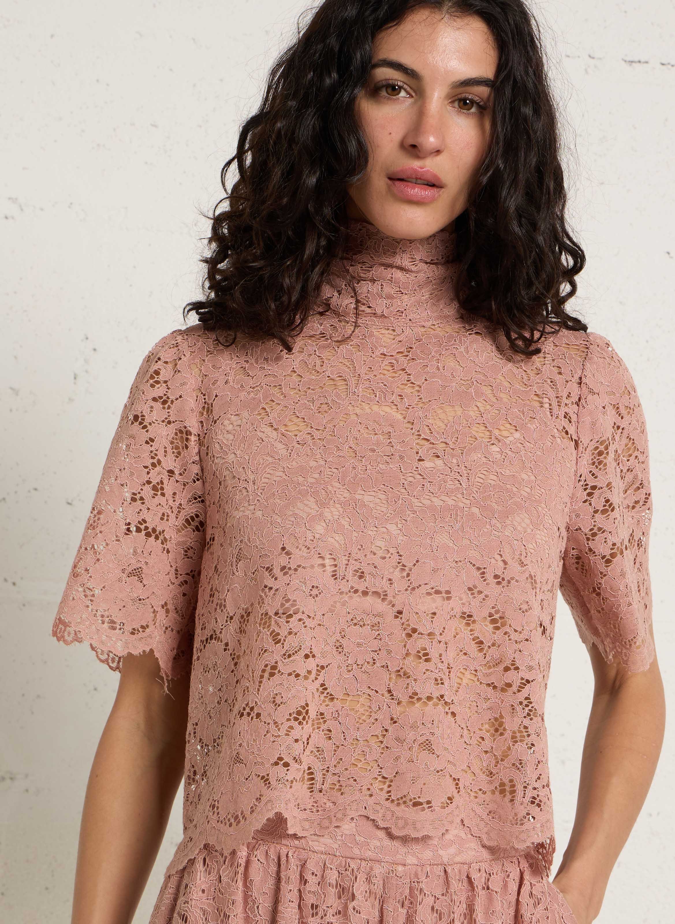 Top droit col montant en dentelle IMPERIAL Rose