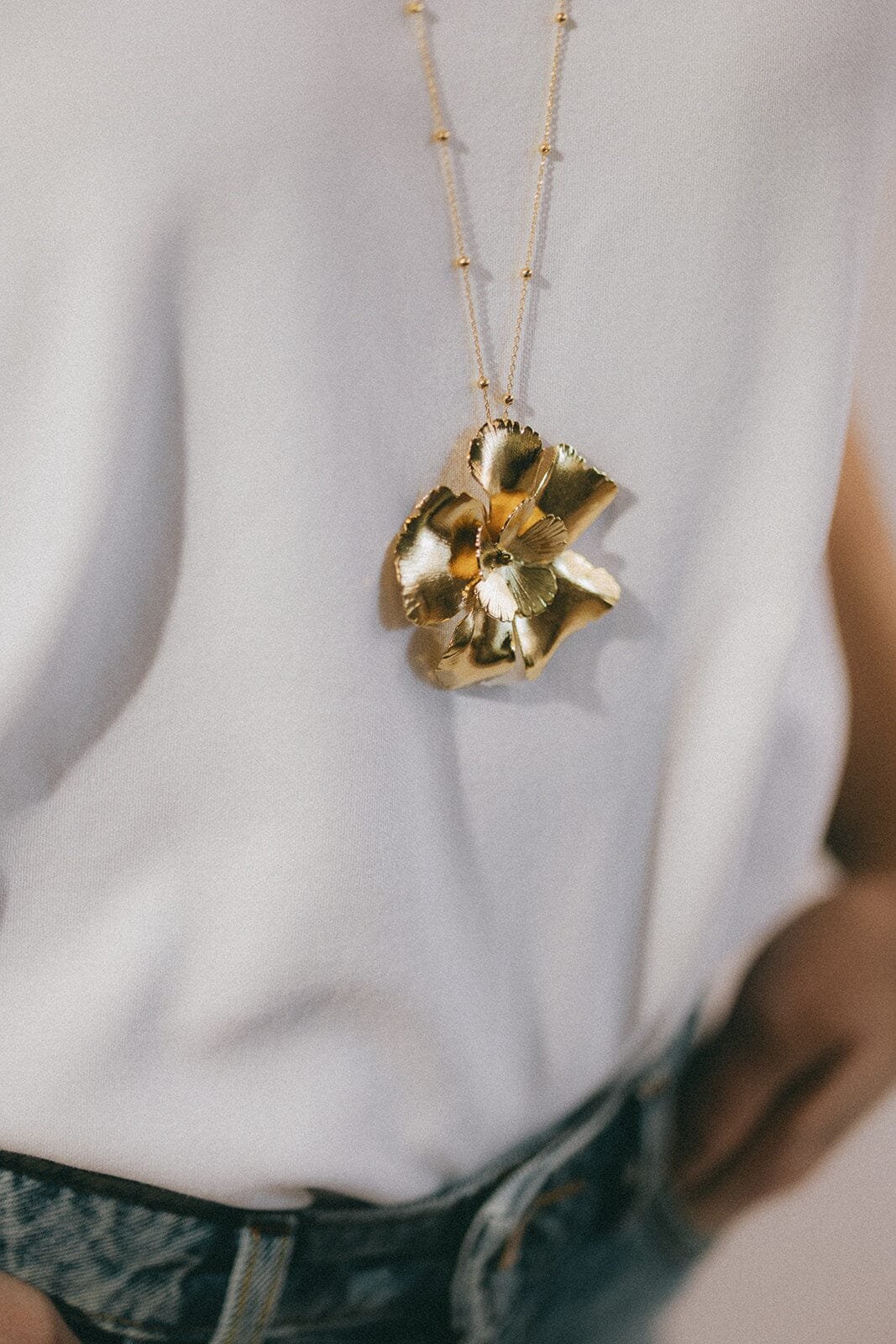 Long necklace with gold-plated flowers Golden