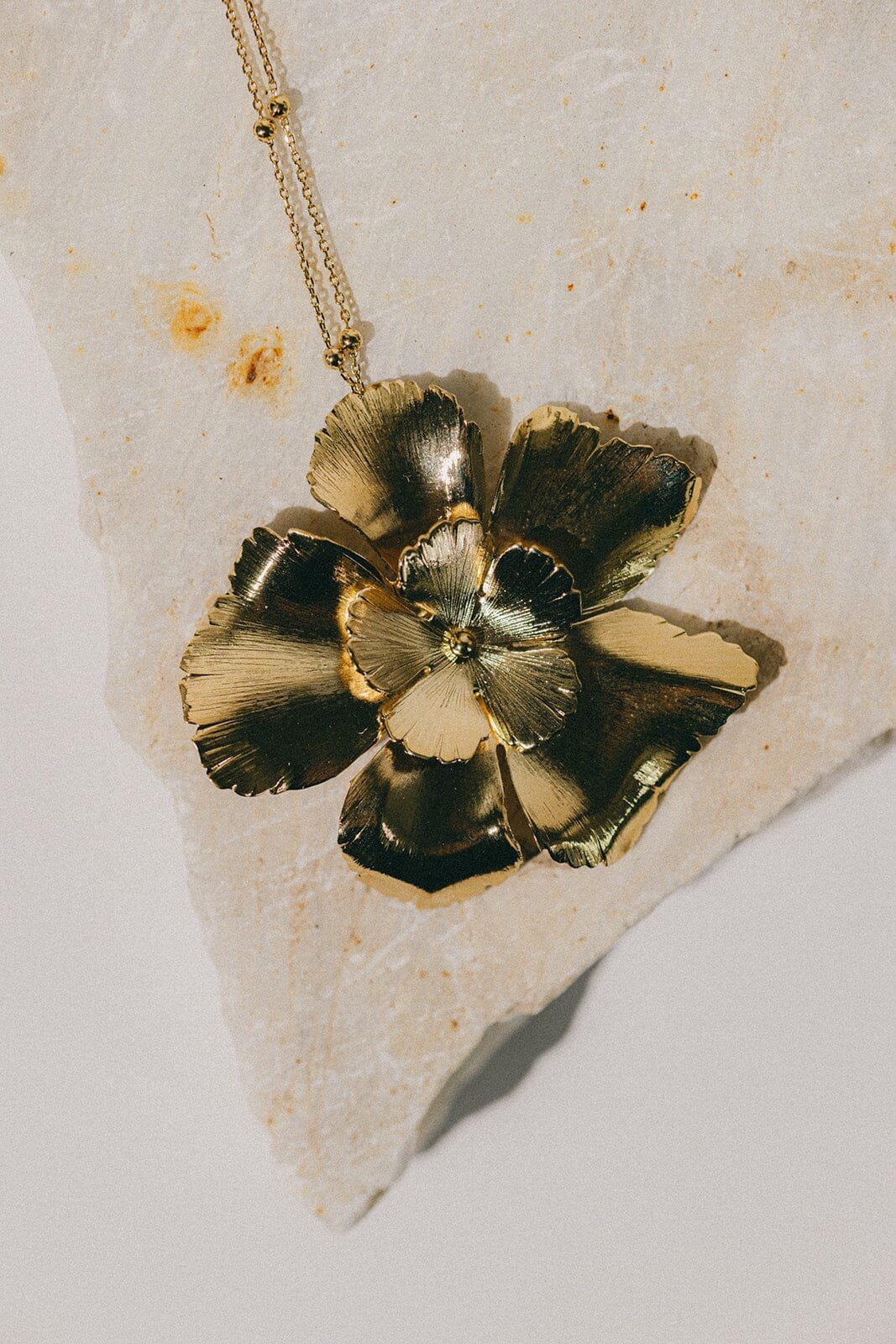 Long necklace with gold-plated flowers Golden