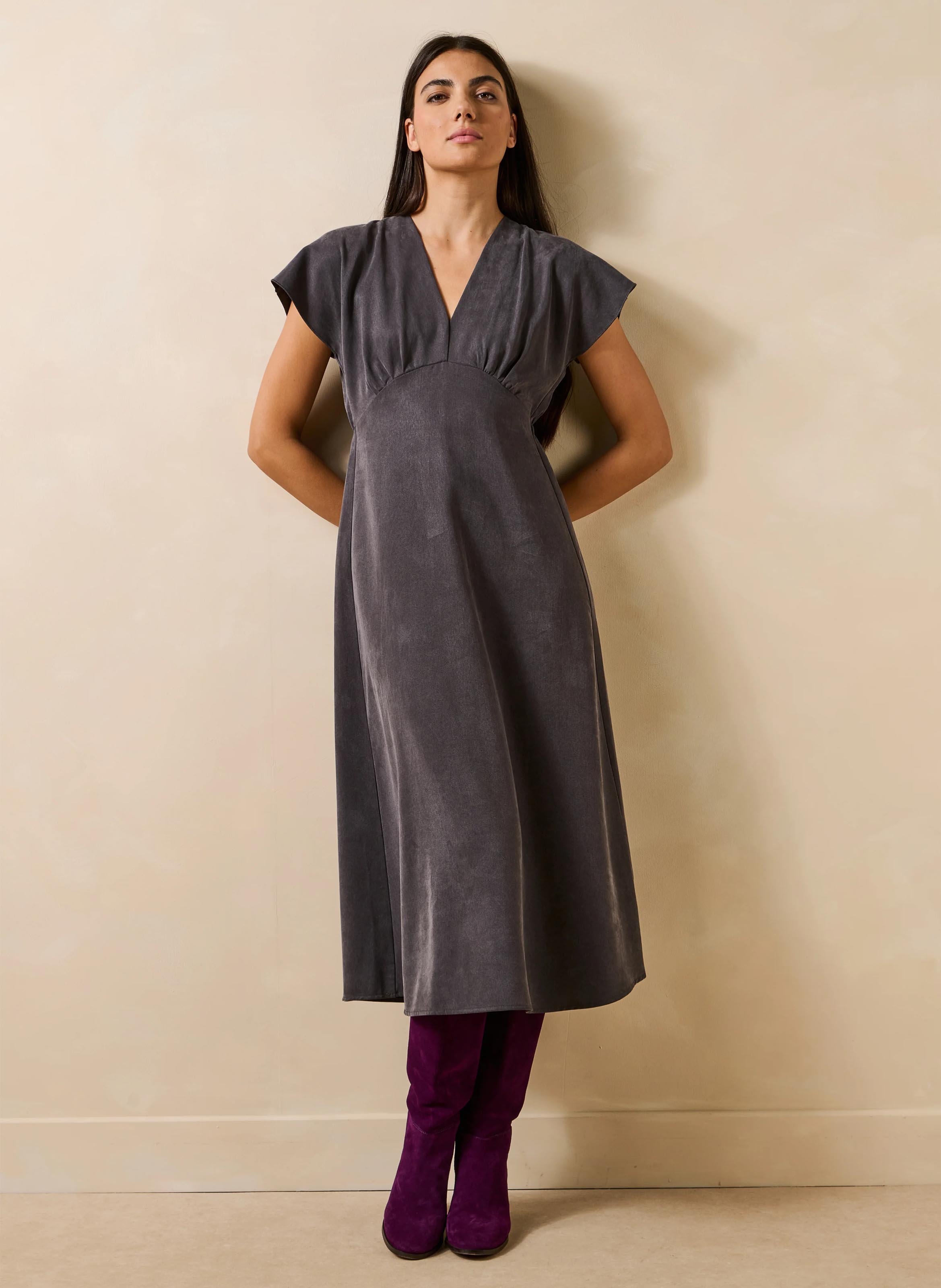 Midikleid mit V-Ausschnitt LA FEE MARABOUTEE Grau
