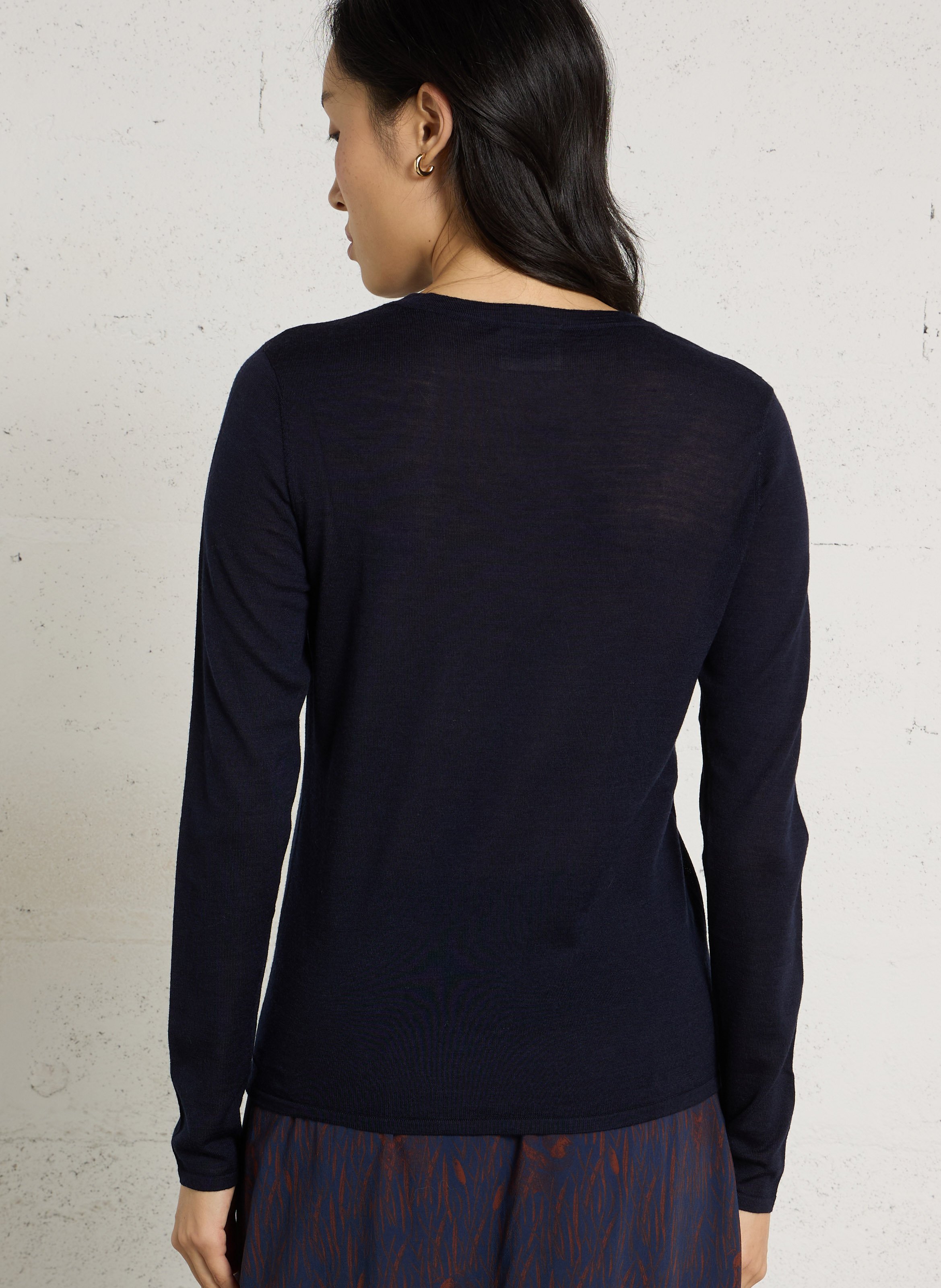 Feinstrickpullover mit Rundhalsausschnitt und langen Ärmeln aus Merinowolle. PETITE MENDIGOTE Blau