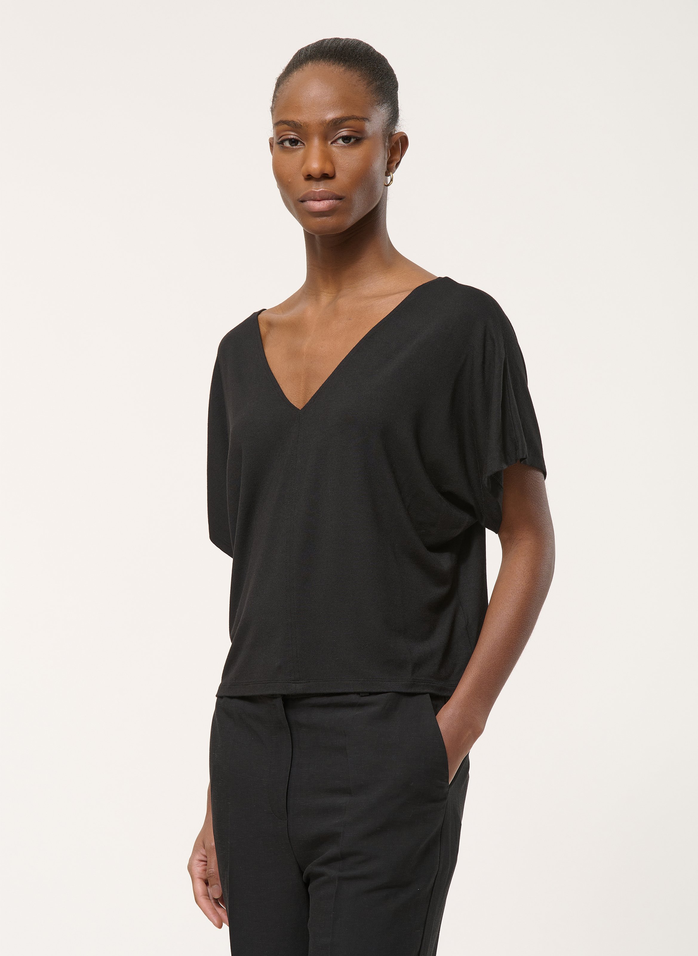 Weites T-Shirt mit V-Ausschnitt HUMILITY Schwarz