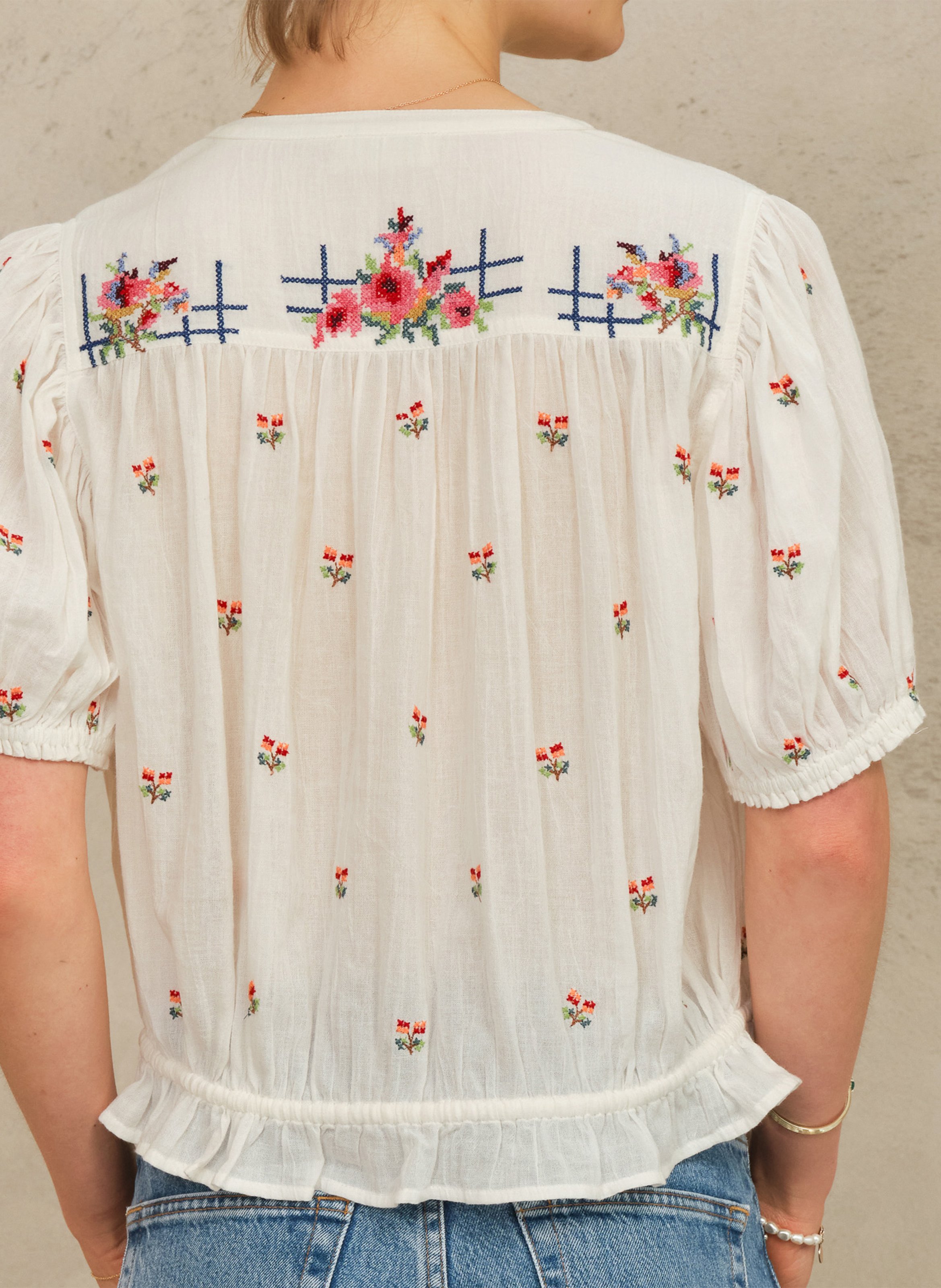 Top de algodón bordado recto con cuello de pico M.A.B.E Blanco