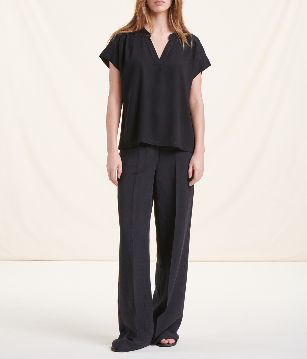 Oversized T-Shirt mit V-Ausschnitt und zweifarbigen Materialien LA FEE MARABOUTEE Schwarz