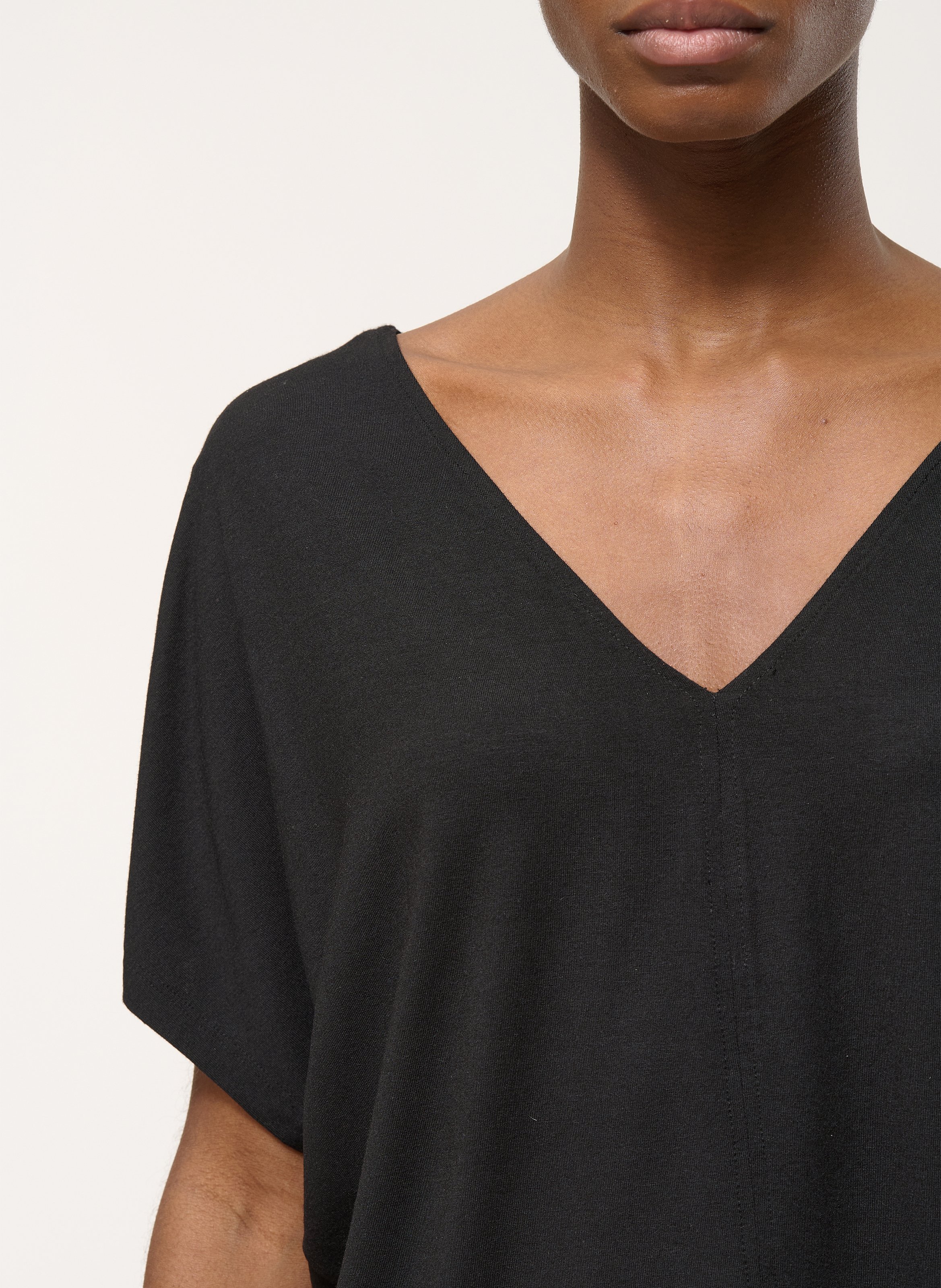 Weites T-Shirt mit V-Ausschnitt HUMILITY Schwarz