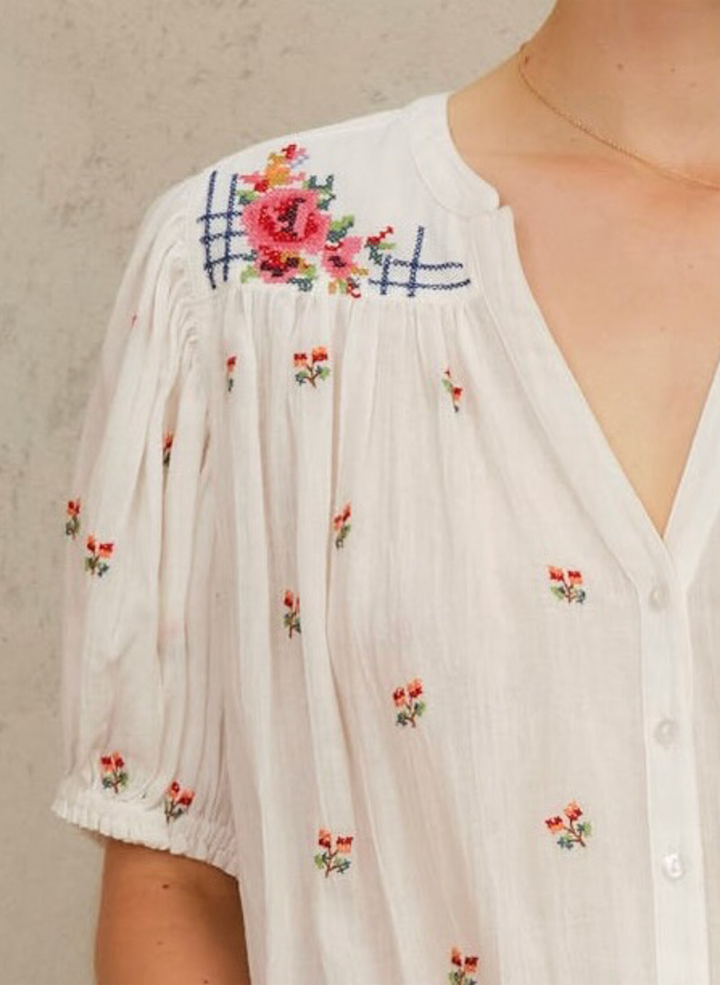 Top de algodón bordado recto con cuello de pico M.A.B.E Blanco