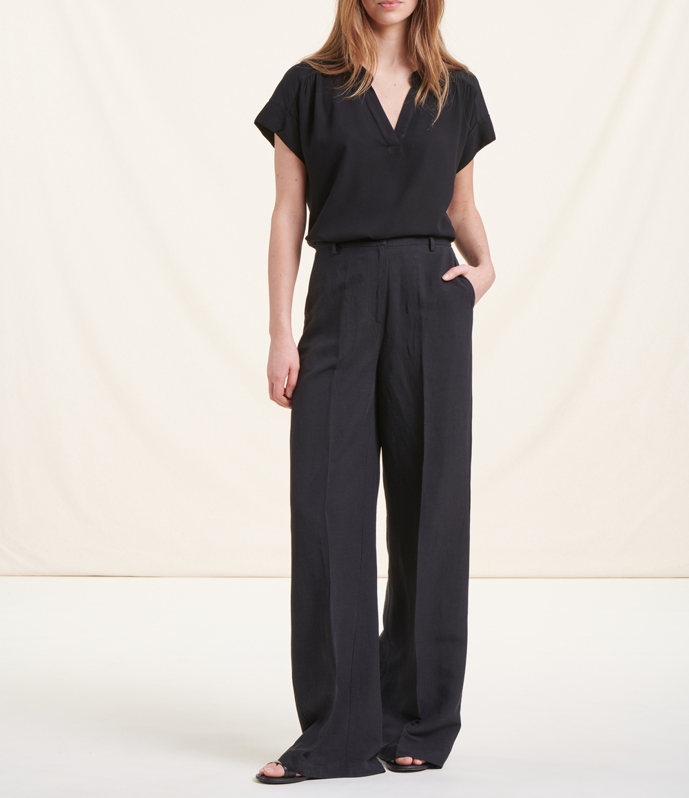 Oversized T-Shirt mit V-Ausschnitt und zweifarbigen Materialien LA FEE MARABOUTEE Schwarz