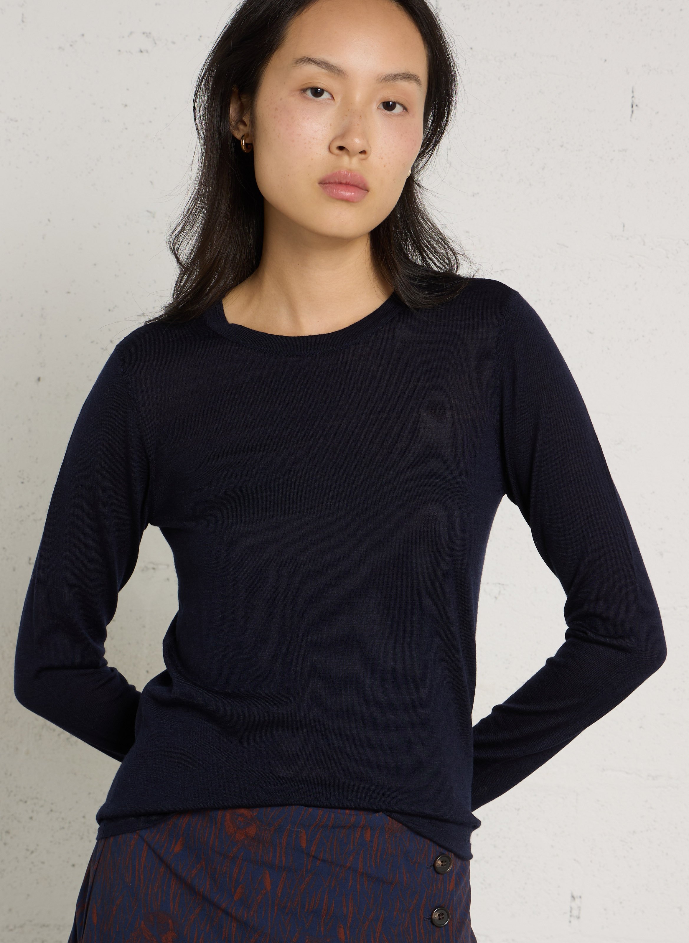 Feinstrickpullover mit Rundhalsausschnitt und langen Ärmeln aus Merinowolle. PETITE MENDIGOTE