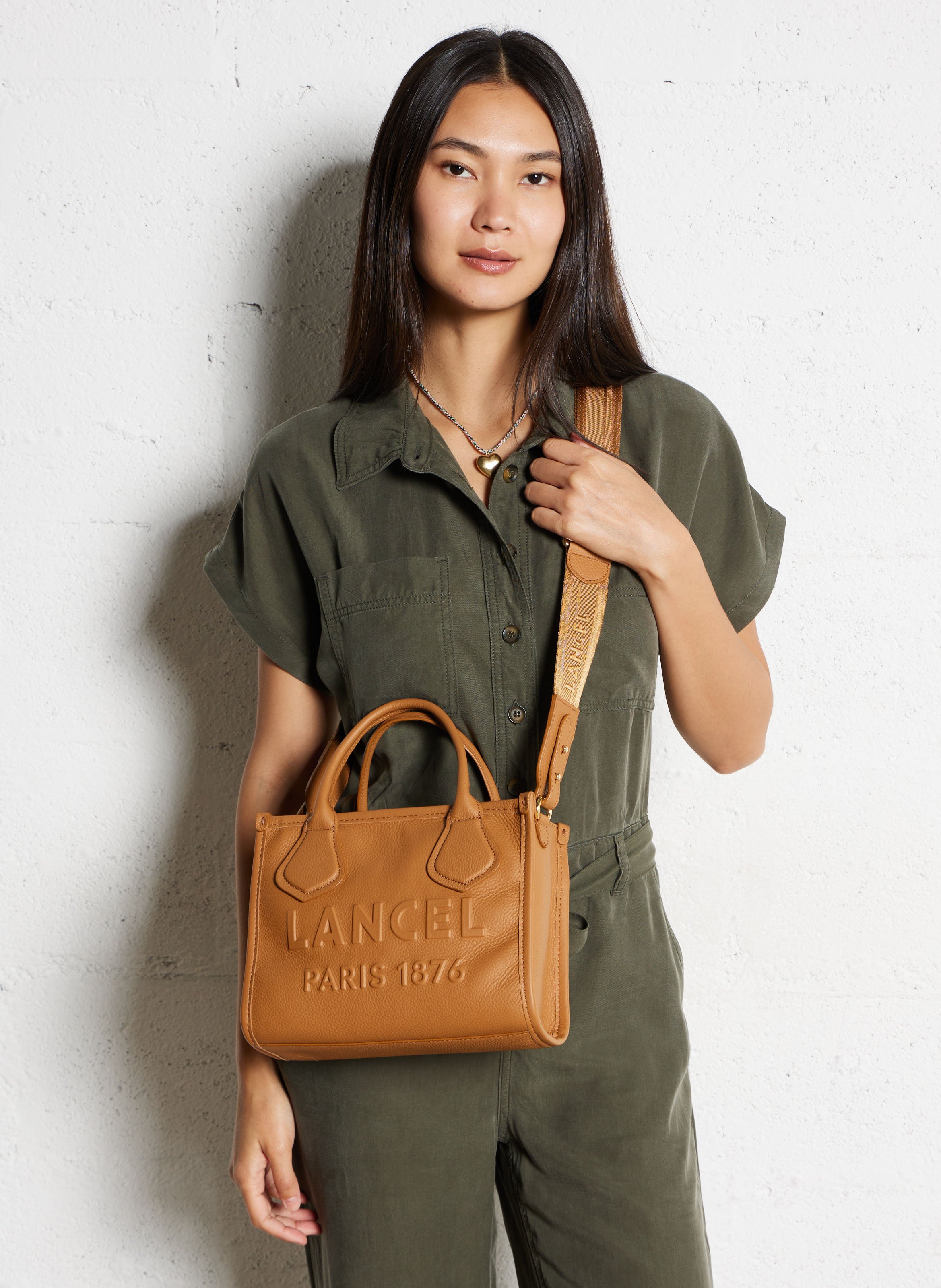 Sac porté main à logo débossé en cuir grainé LANCEL Beige