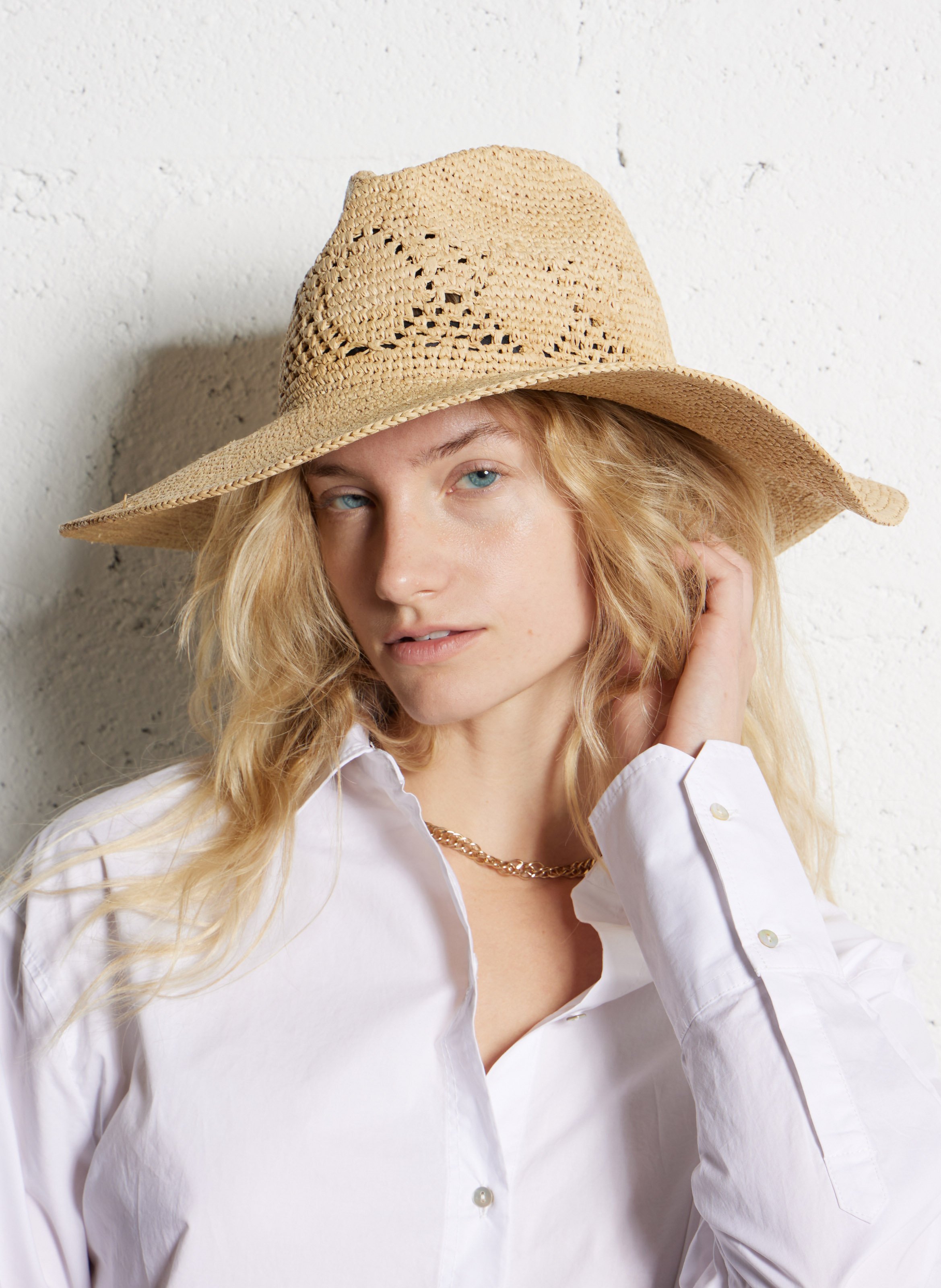 Chapeau réglable tissé et ajouré en raphia Beige