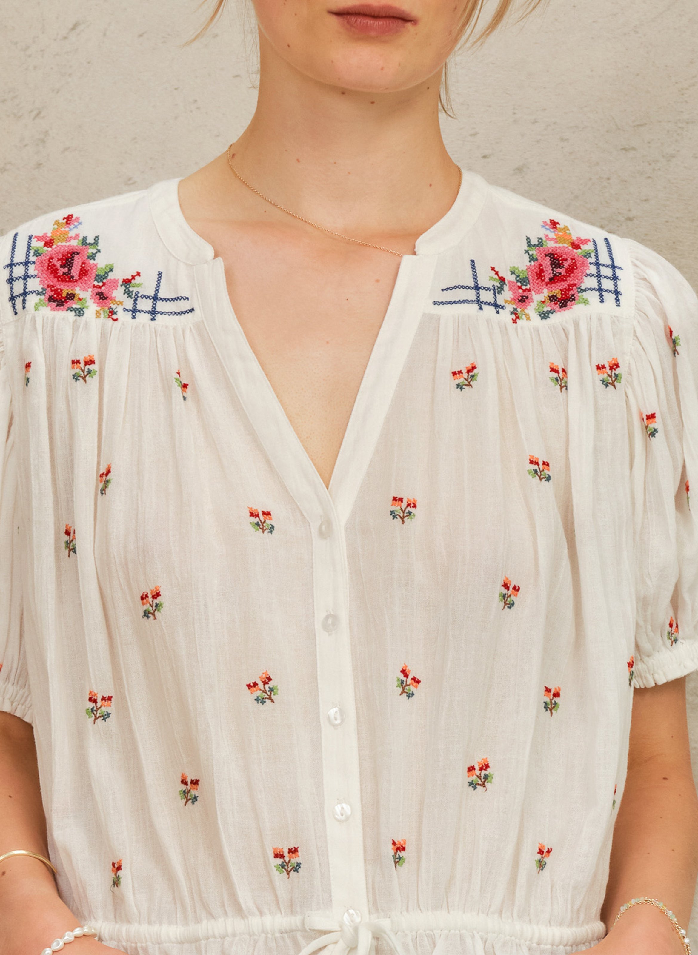 Top de algodón bordado recto con cuello de pico M.A.B.E Blanco