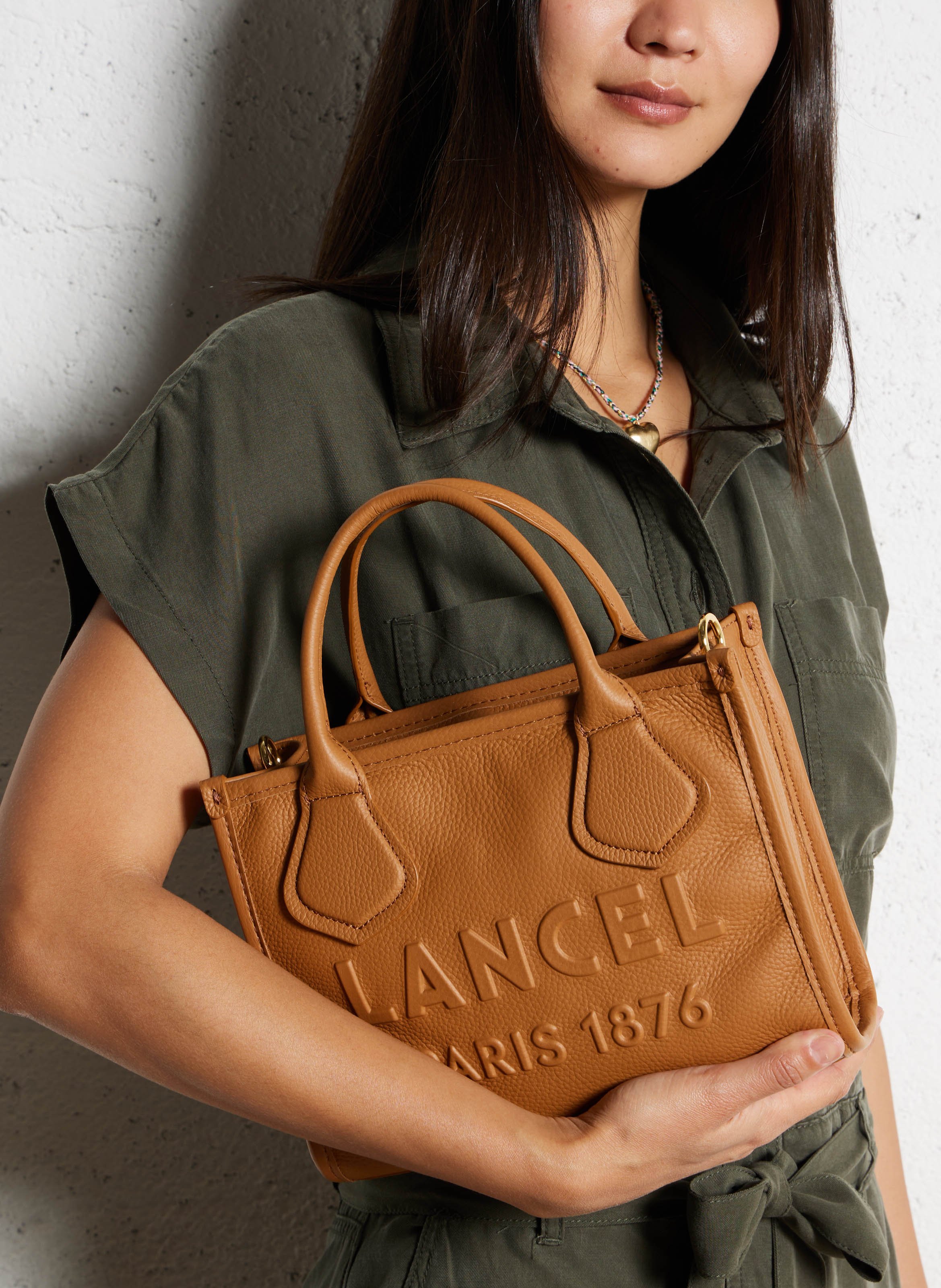 Sac porté main à logo débossé en cuir grainé LANCEL Beige