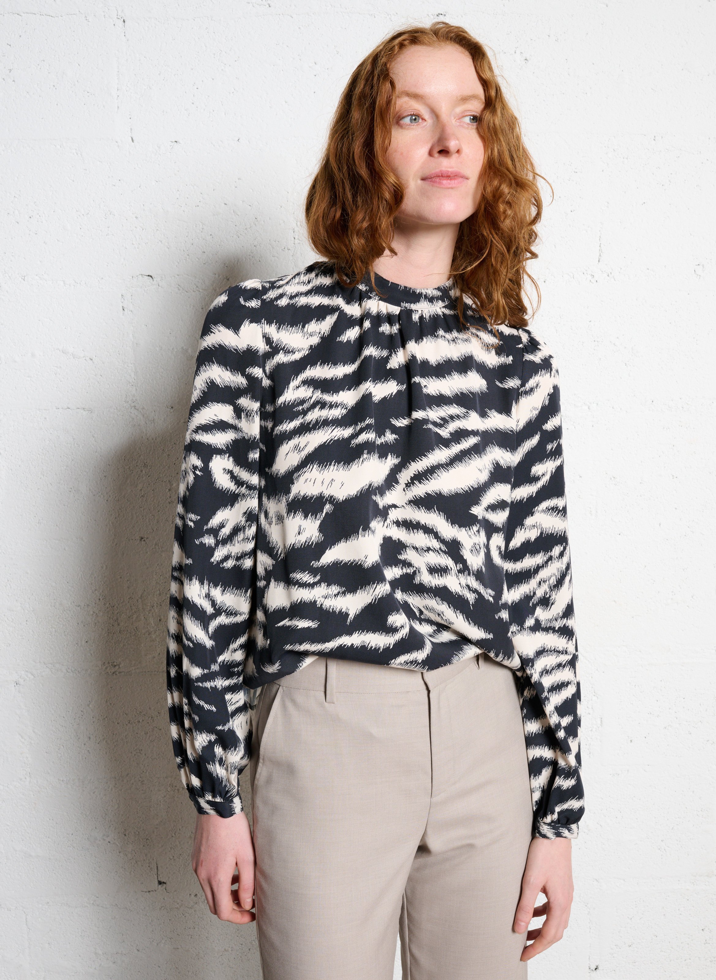 Rechte top met opstaande kraag en print IKKS Zwart