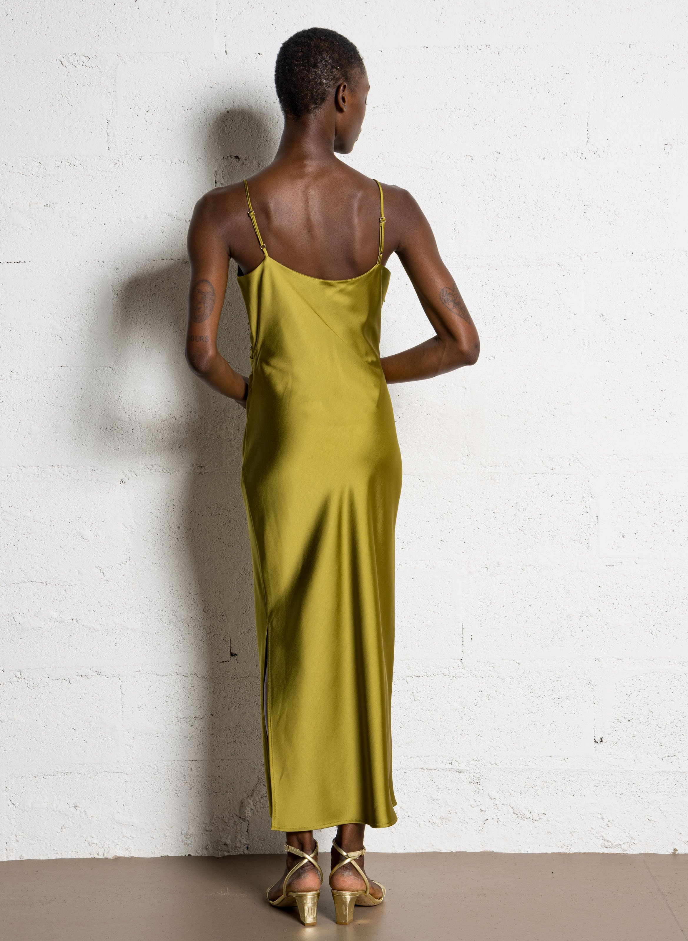 Robe midi drapée à bretelles en satin IMPERIAL Jaune