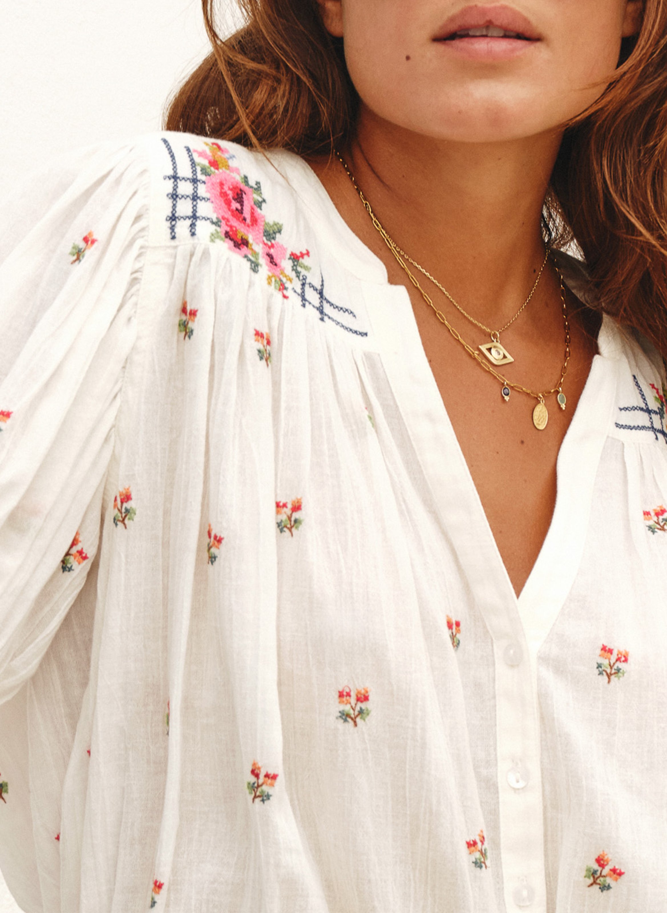 Top de algodón bordado recto con cuello de pico M.A.B.E Blanco