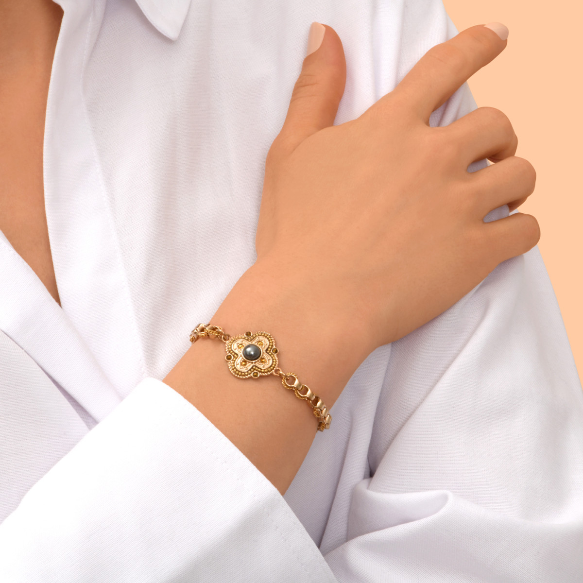 Adjustable chain bracelet with pearly cabochon and crystals White