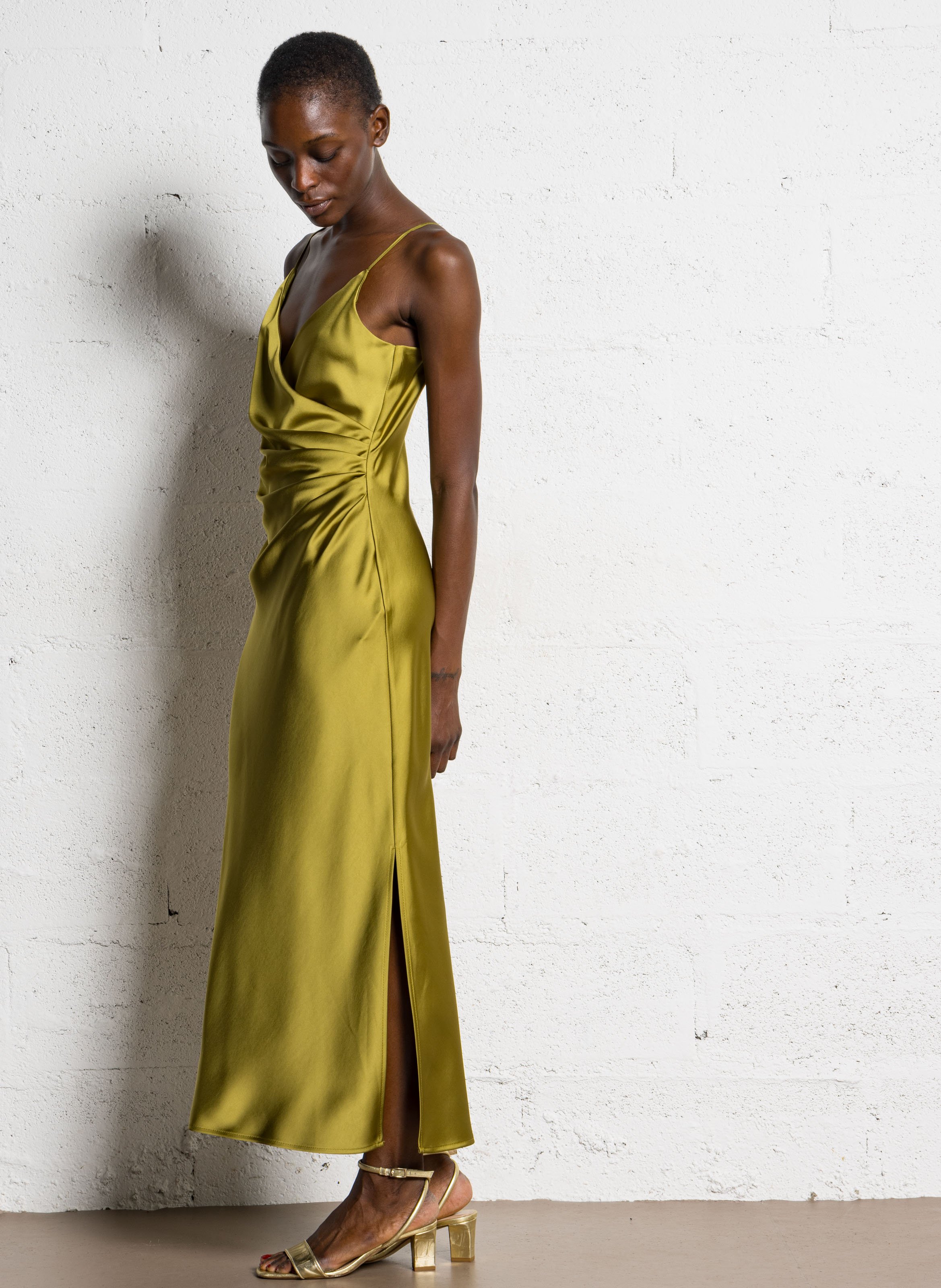 Robe midi drapée à bretelles en satin IMPERIAL