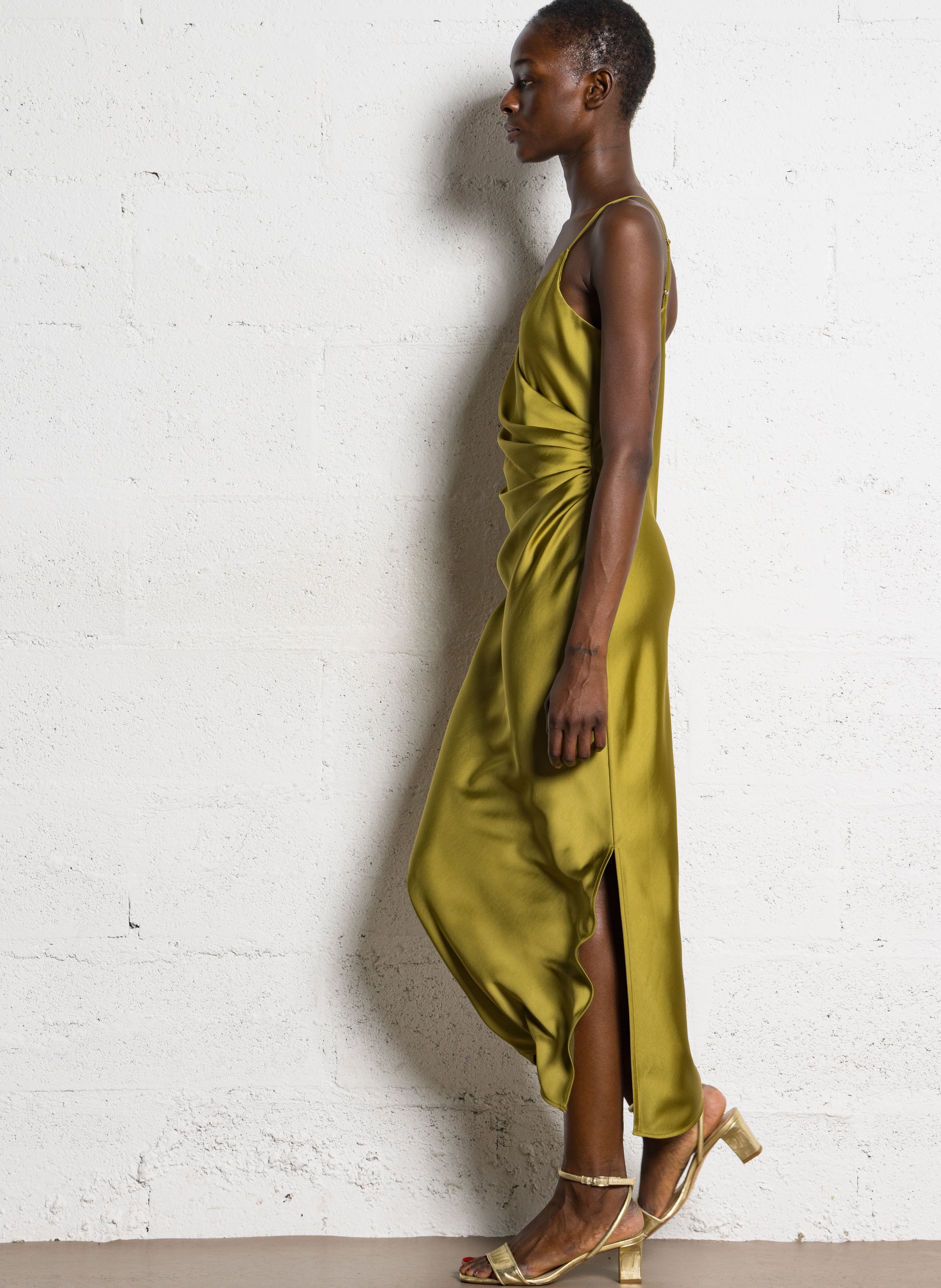 Robe midi drapée à bretelles en satin IMPERIAL Jaune